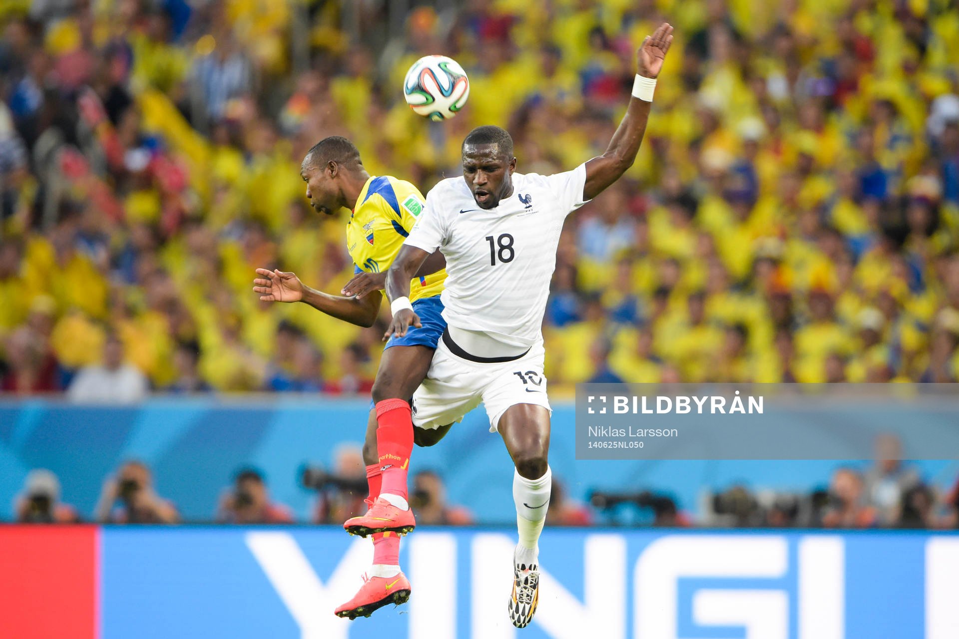 Ecuadors Walter Ayovi i nickduell med Frankrikes Moussa