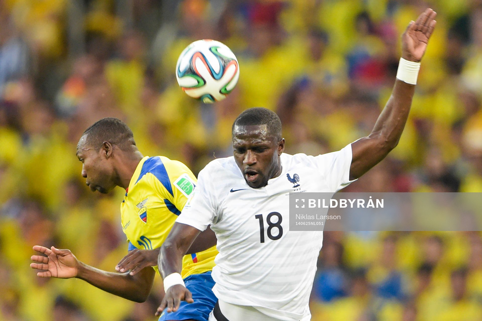 Ecuadors Walter Ayovi i nickduell med Frankrikes Moussa