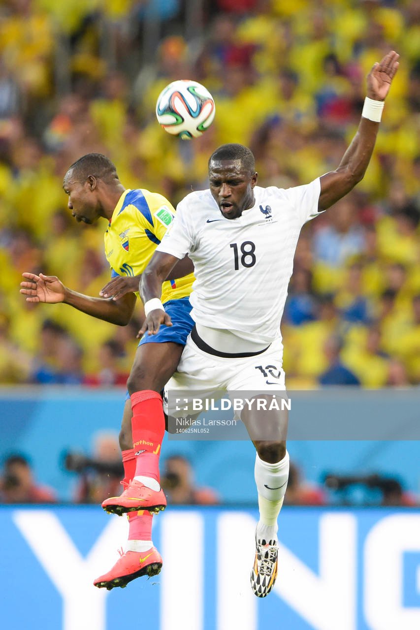 Ecuadors Walter Ayovi i nickduell med Frankrikes Moussa