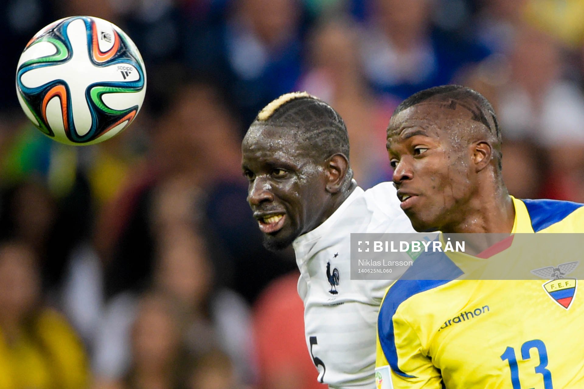 Frankrikes Mamadou Sakho i kamp om bollen med Ecuadors