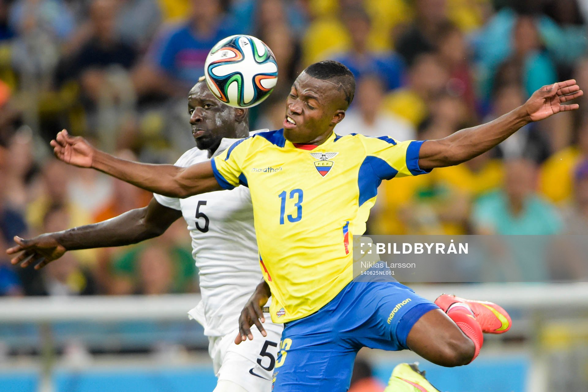 Frankrikes Mamadou Sakho i kamp om bollen med Ecuadors