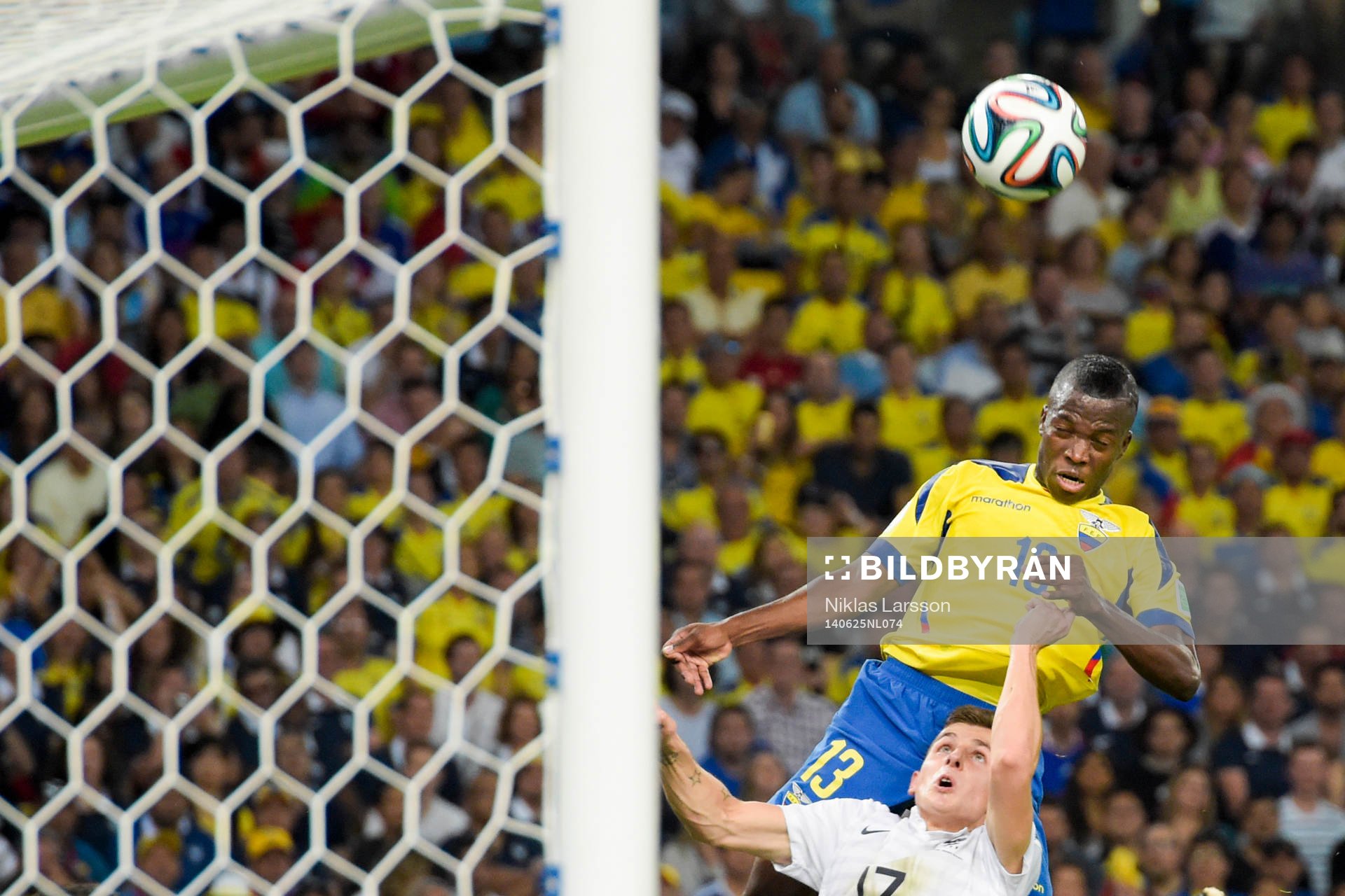 Ecuadors Enner Valencia är nära att nicka bollen i mål