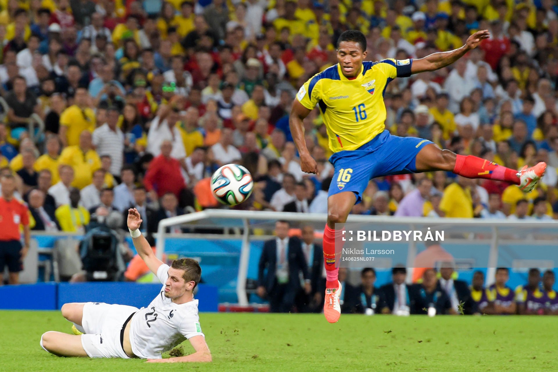 Frankrikes Morgan Schneiderlin och Ecuadors Antonio Valencia under fotbollsmatchen mellan Frankrike och Ecuador under fotbolls-VM den 25 juni 2014 i Rio de Janeiro.