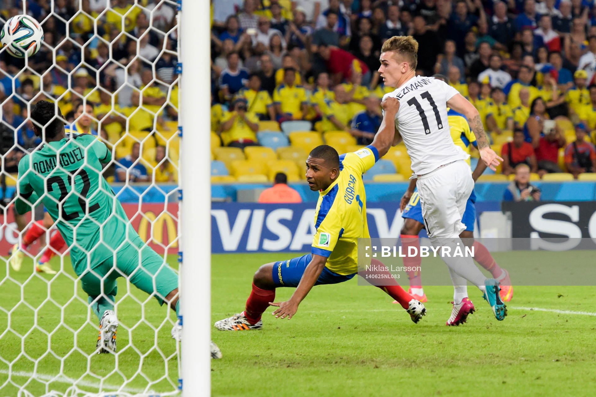 Frankrikes Antoine Griezmann med skott i stolpen
