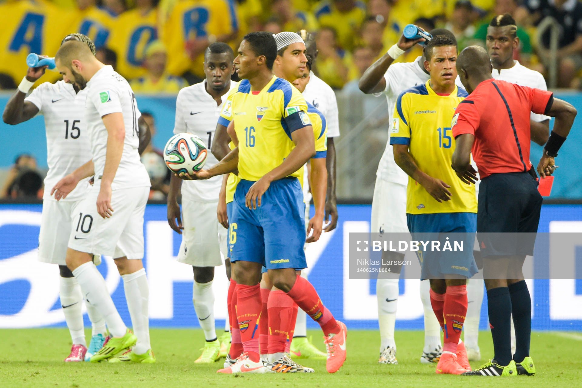 Ecuadors Michael Arroyo (th) för rött kort under fotbollsmatchen mellan Frankrike och Ecuador under fotbolls-VM den 25 juni 2014 i Rio de Janeiro.