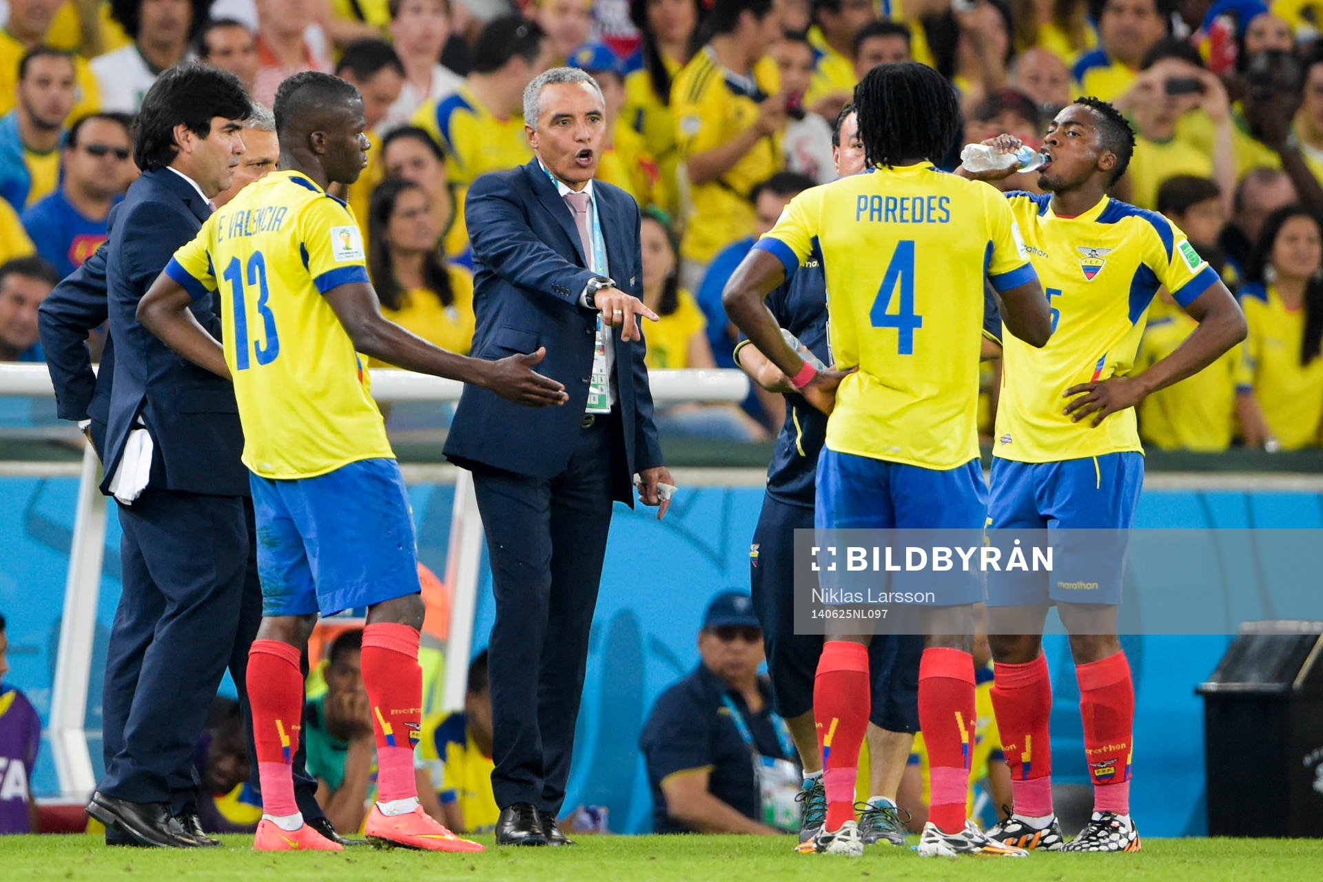 Ecuadors förbundskapten Reinaldo Rueda pratar med sina