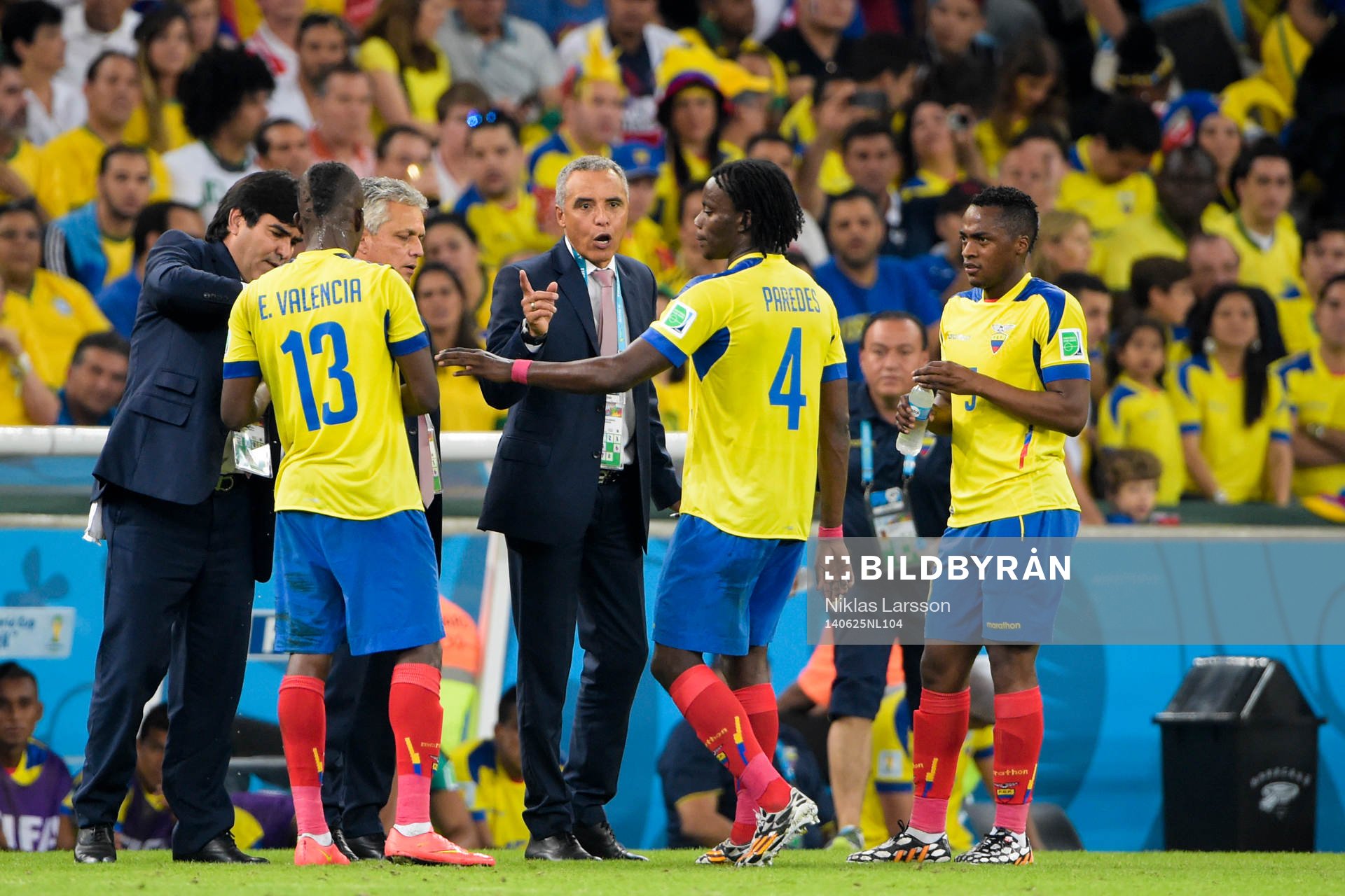 Ecuadors förbundskapten Reinaldo Rueda pratar med sina