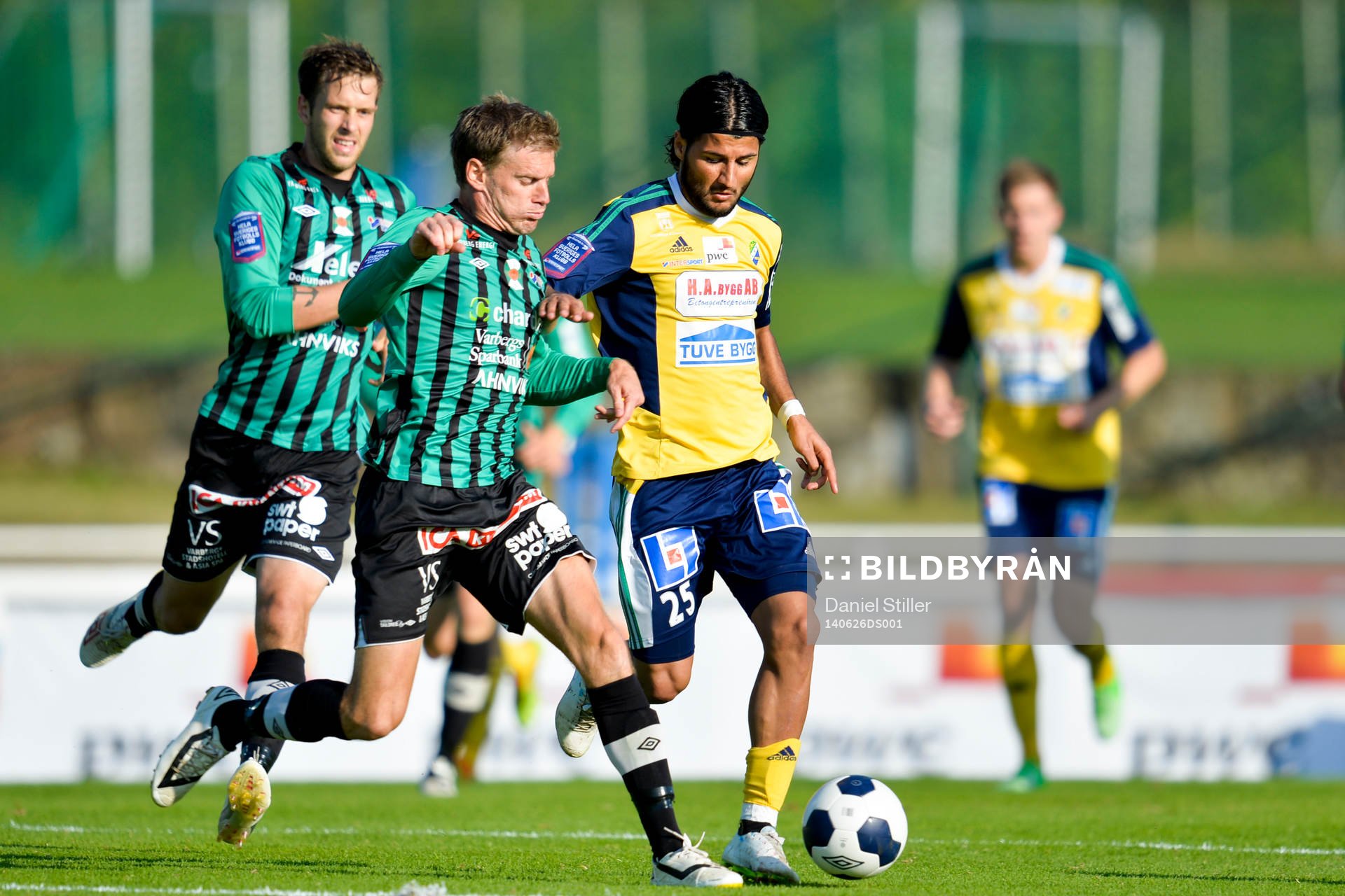 Ljungskiles Peiman Eliassi och Varbergs Karl Söderström under fotbollsmatchen i Superettan mellan Varberg och Ljungskile den 26 juni 2014 i Varberg.