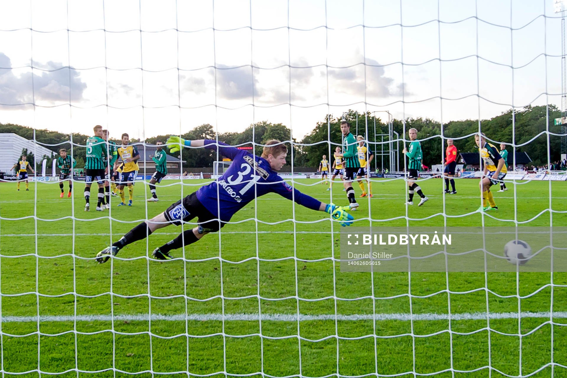 Ljungskiles Peiman Eliassi gör 0-2 bakom Varbergs målvakt Joakim Wulff under fotbollsmatchen i Superettan mellan Varberg och Ljungskile den 26 juni 2014 i Varberg.