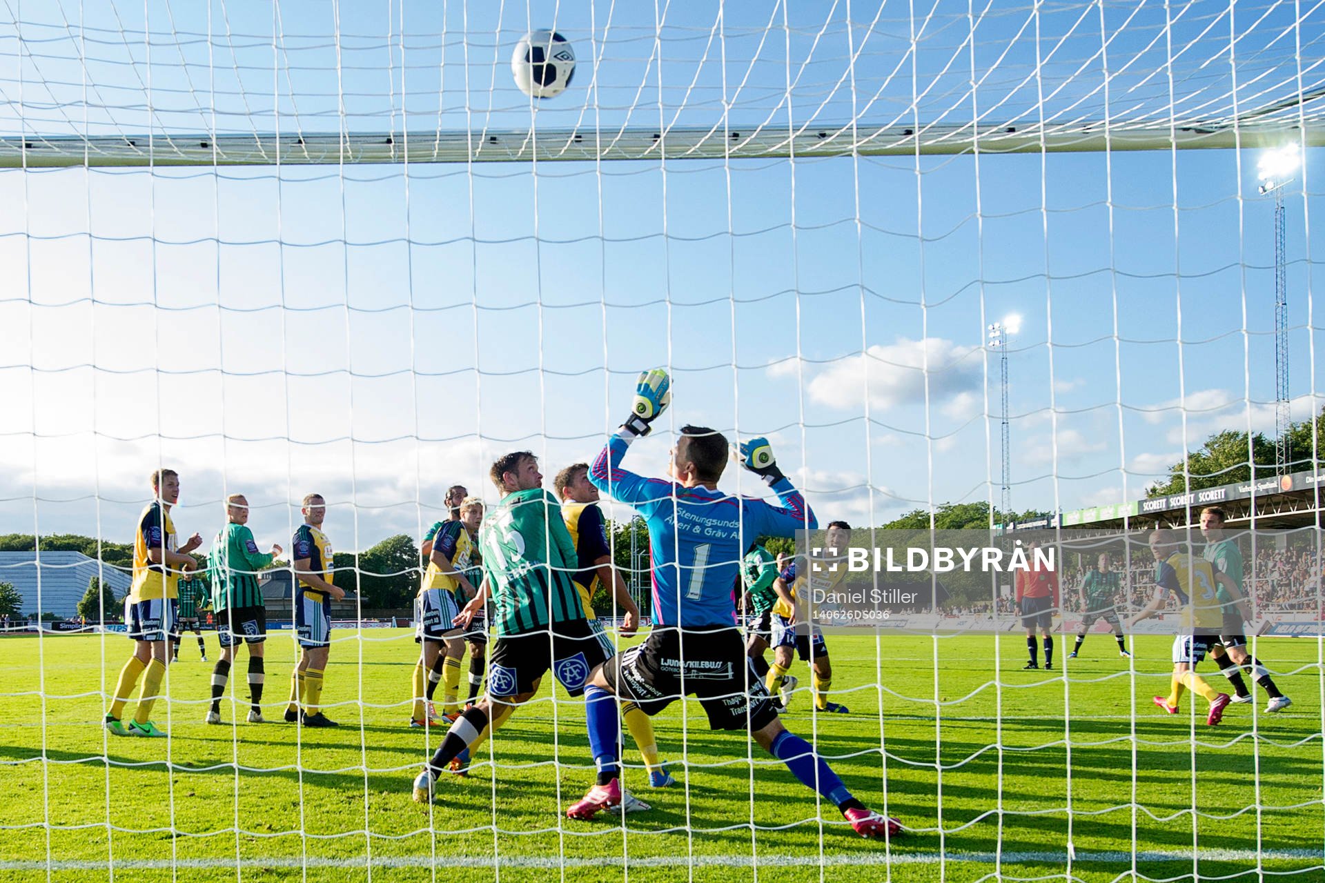 Varbergs Alexander Mellqvist  och Ljungskiles målvakt Alex