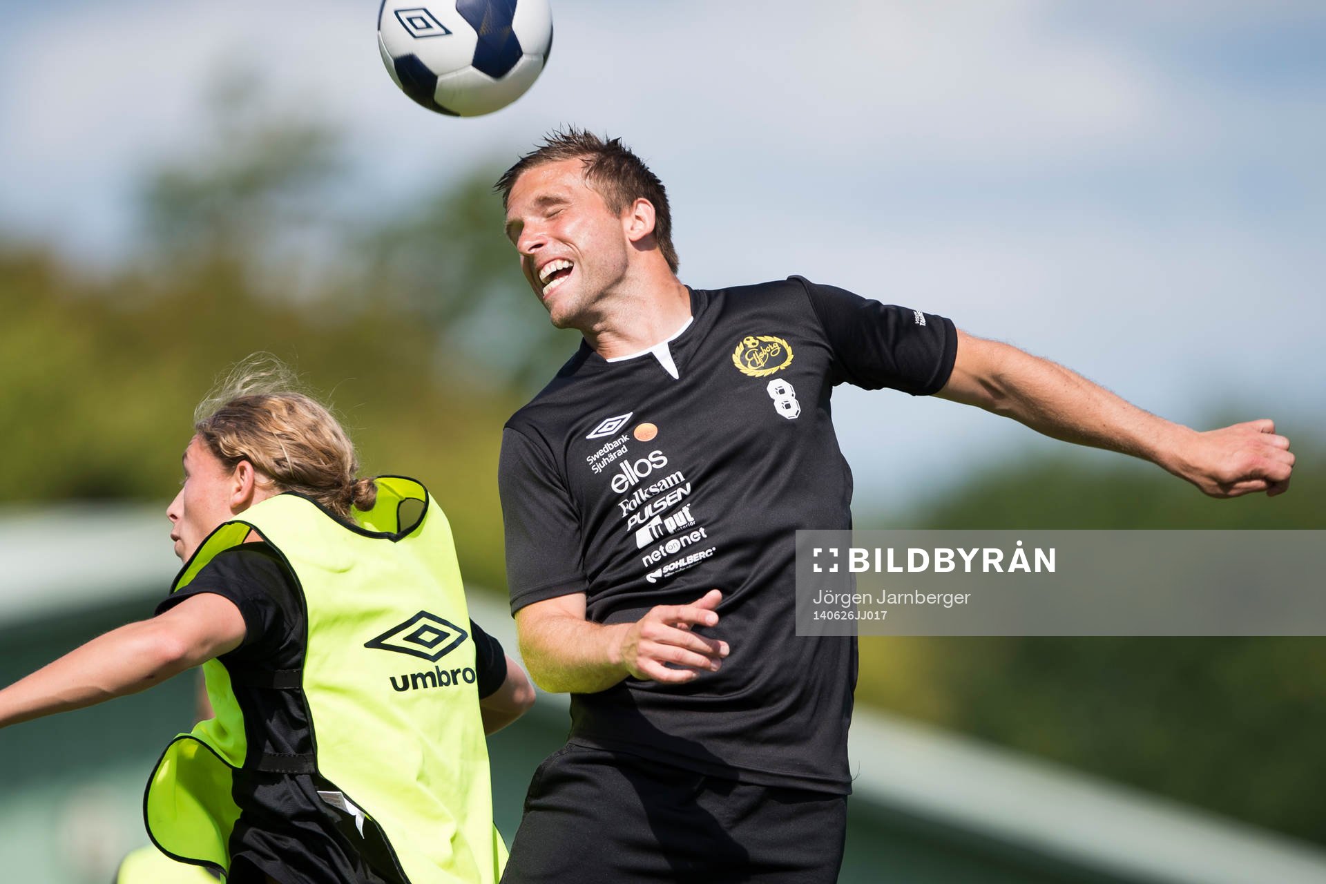 Elfsborgs Anders Svensson i nickduell med Anton Andreasson under Elfsborgs träning den 26 juni 2014 i Varberg.