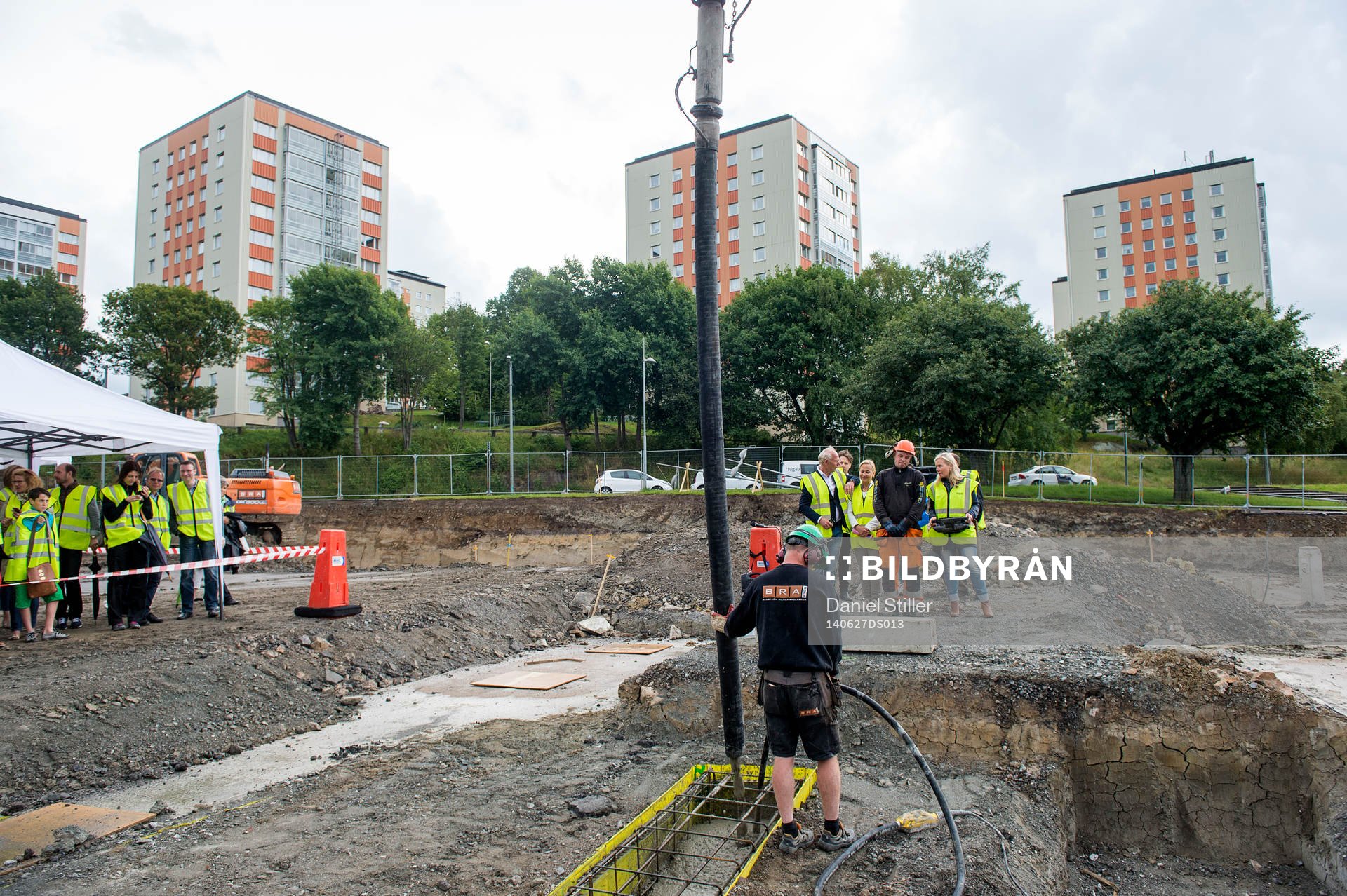 Anna Johansson, kommunalråd (S) och ordförande i idrotts- och föreningsnämnden, gjuter ett fundament under en invigningsceremoni för Häckens nya hemaarena den 27 juni 2014 i Göteborg.
