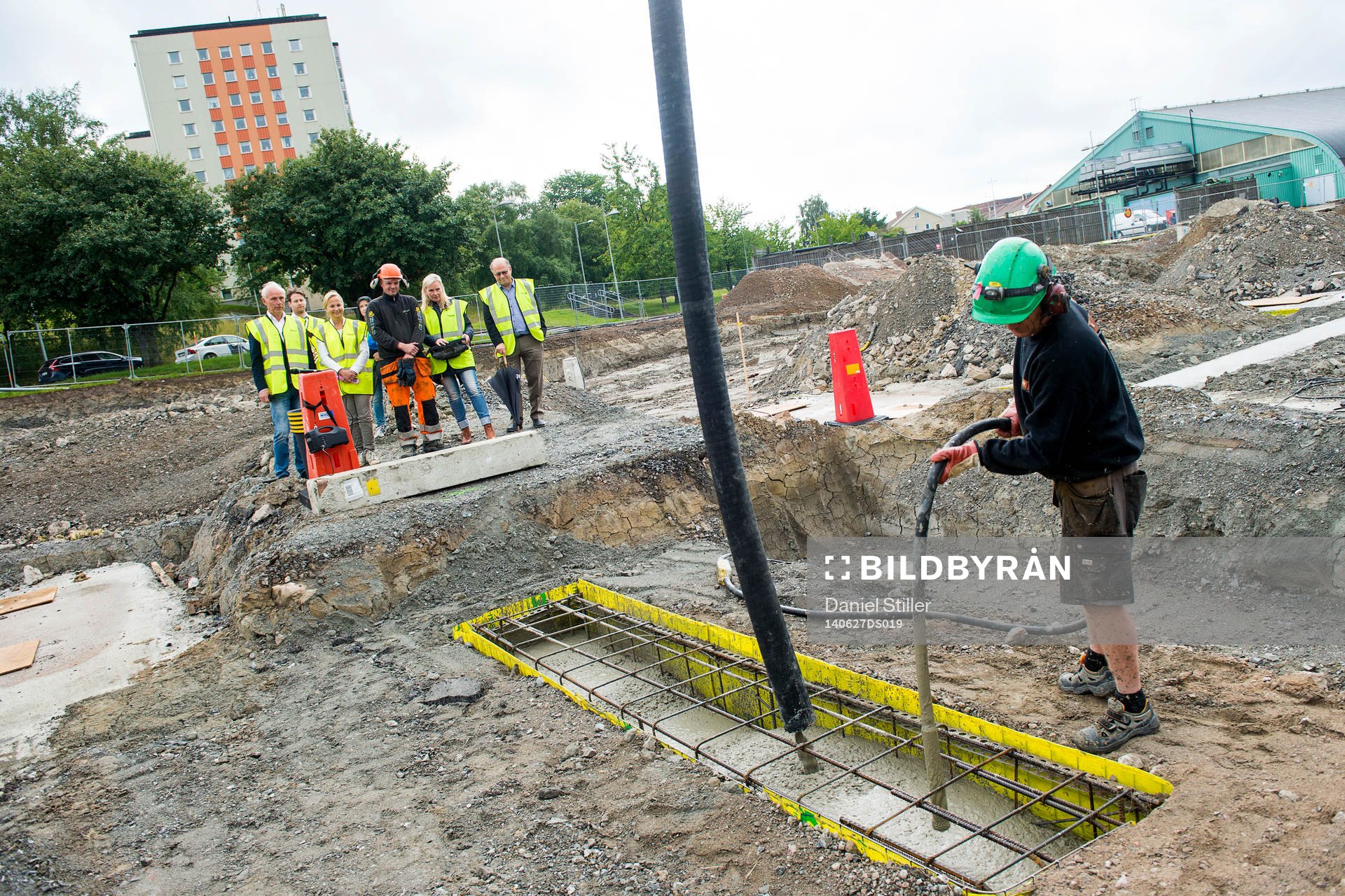 Anna Johansson,  kommunalråd (S) och ordförande i idrotts- och föreningsnämnden, gjuter ett fundament under en invigningsceremoni för Häckens nya hemaarena den 27 juni 2014 i Göteborg.
