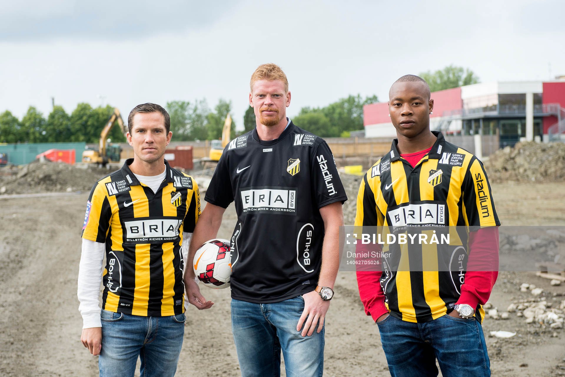 Häckenspelarna Martin Ericsson, målvakt Christoffer Källqvist och Carlos Strandberg på platsen där Rambergsvallen tidigare låg och där Häckens nya hemaarena håller på att byggas den 27 juni 2014 i Göteborg.