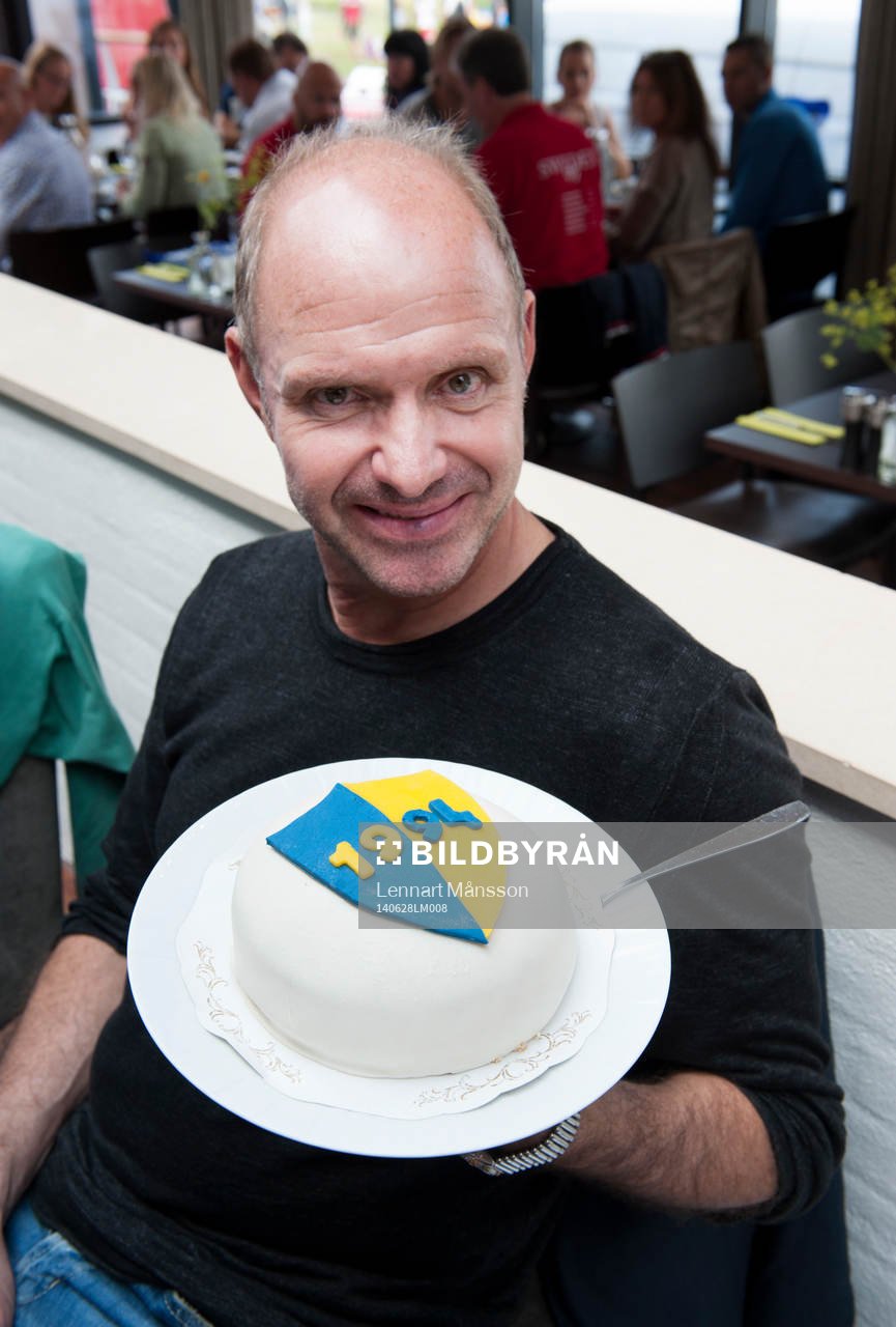 Thomas Ravelli med jubileumstårtan inför jubileumsmatchen för VM-laget 1994 i Båstad 28  juni.