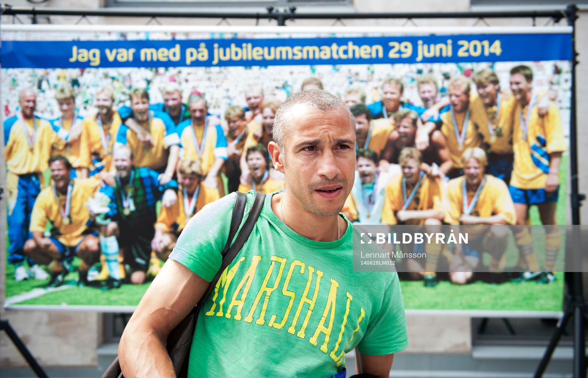 Henrik Larsson skriver autografer
