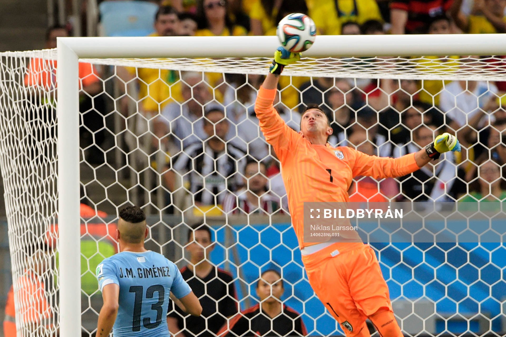 Uruguays målvakt Fernando Muslera räddar