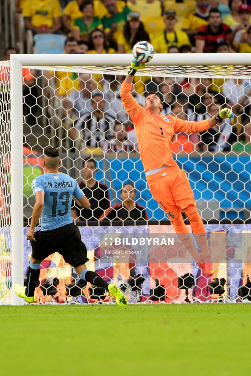 Uruguays målvakt Fernando Muslera räddar