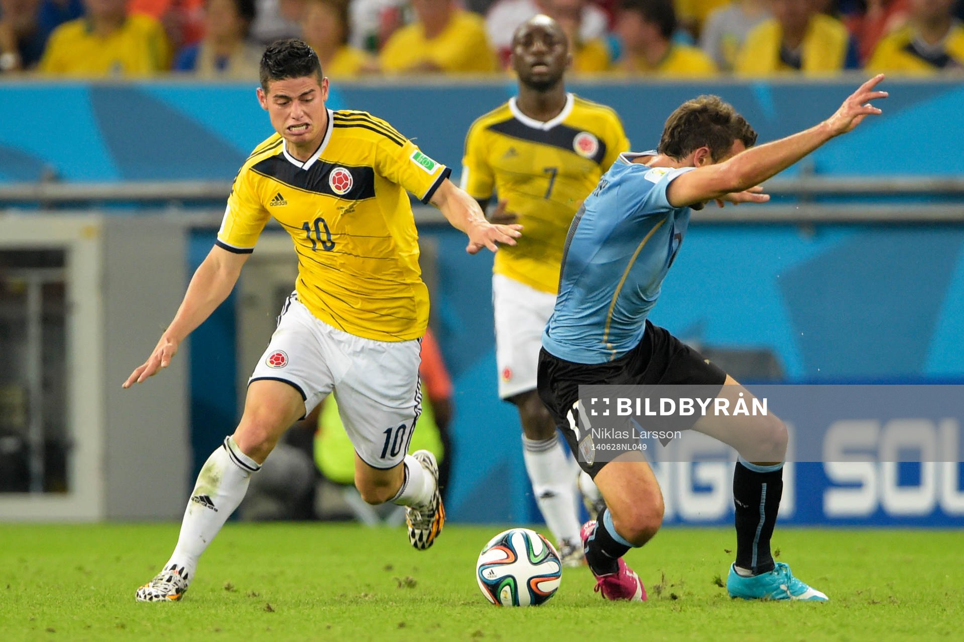 Colombias James Rodriguez och Uruguays Cristhian Stuani under fotbollsmatchen mellan Colombia och Uruguay under fotbolls-VM den 28 juni 2014 i Rio de Janeiro.