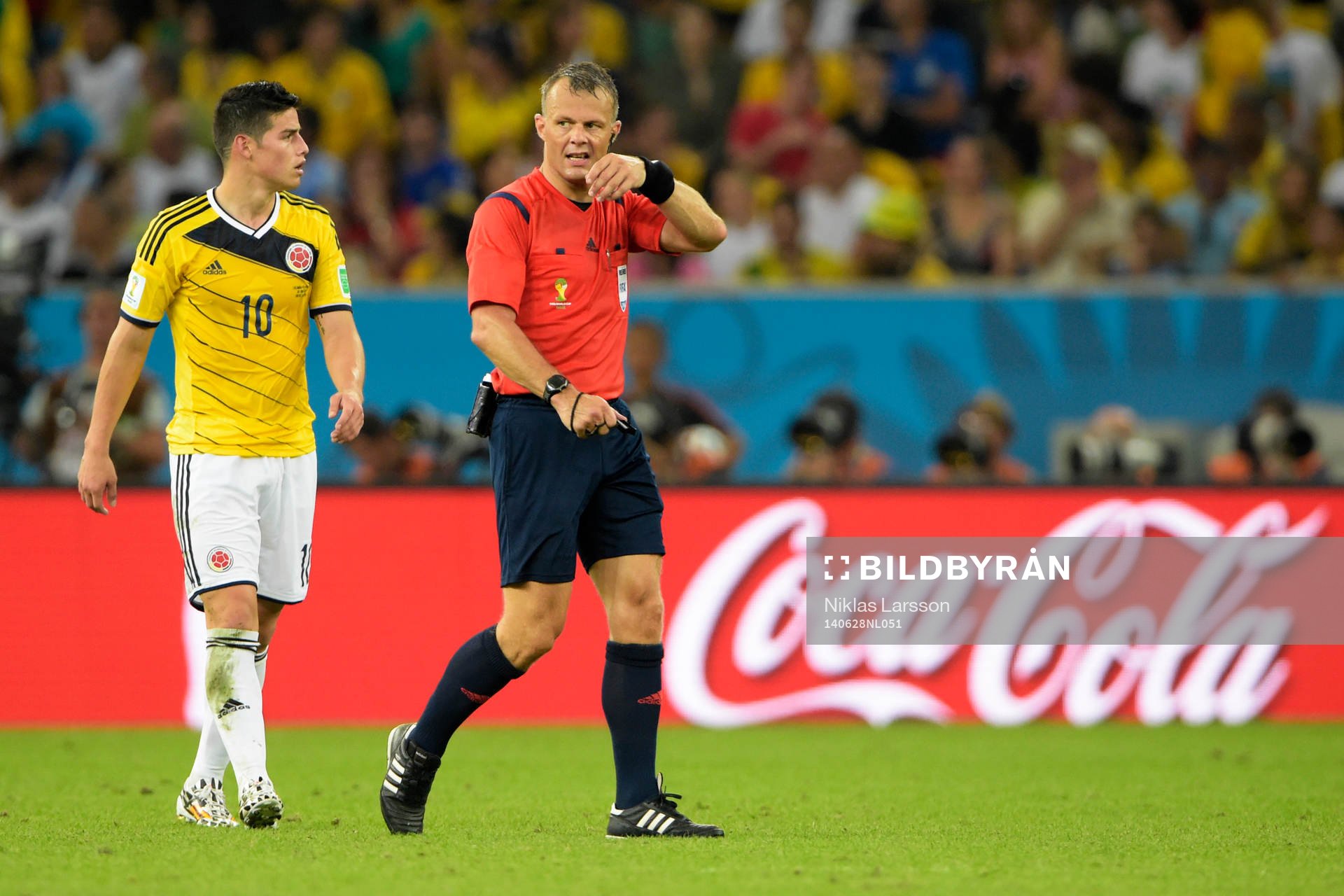 Colombias James Rodriguez och Björn Kuipers, domare