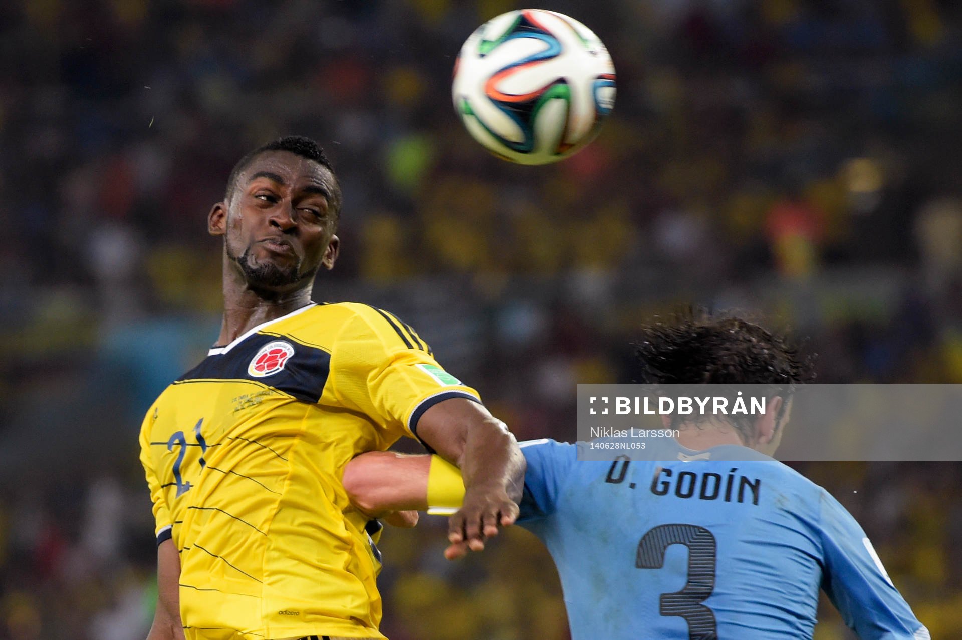 Colombias Jackson Martinez och Uruguays Diego Godin under fotbollsmatchen mellan Colombia och Uruguay under fotbolls-VM den 28 juni 2014 i Rio de Janeiro.