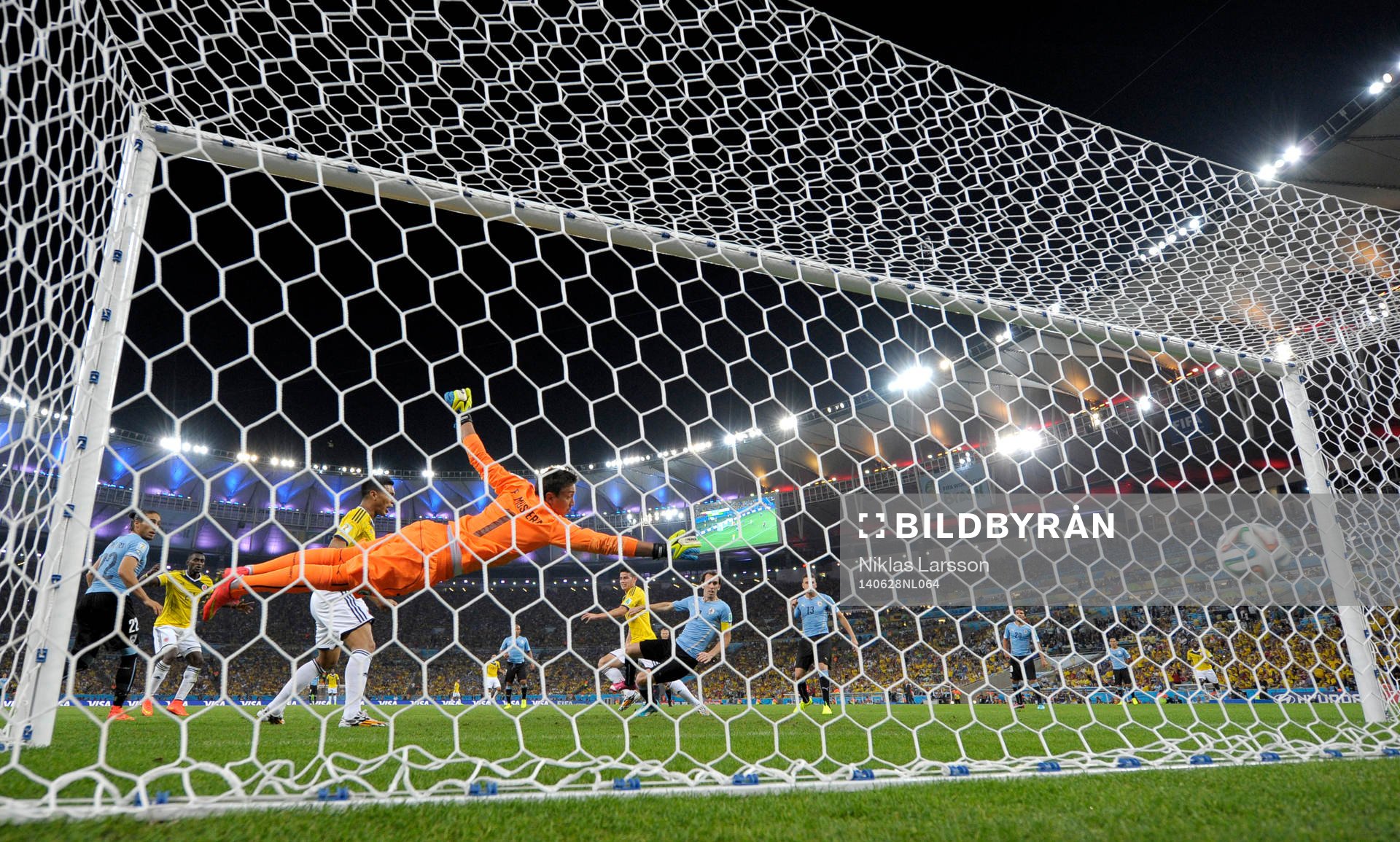 Colombias James Rodriguez gör 2-0 målet bkom Uruguays