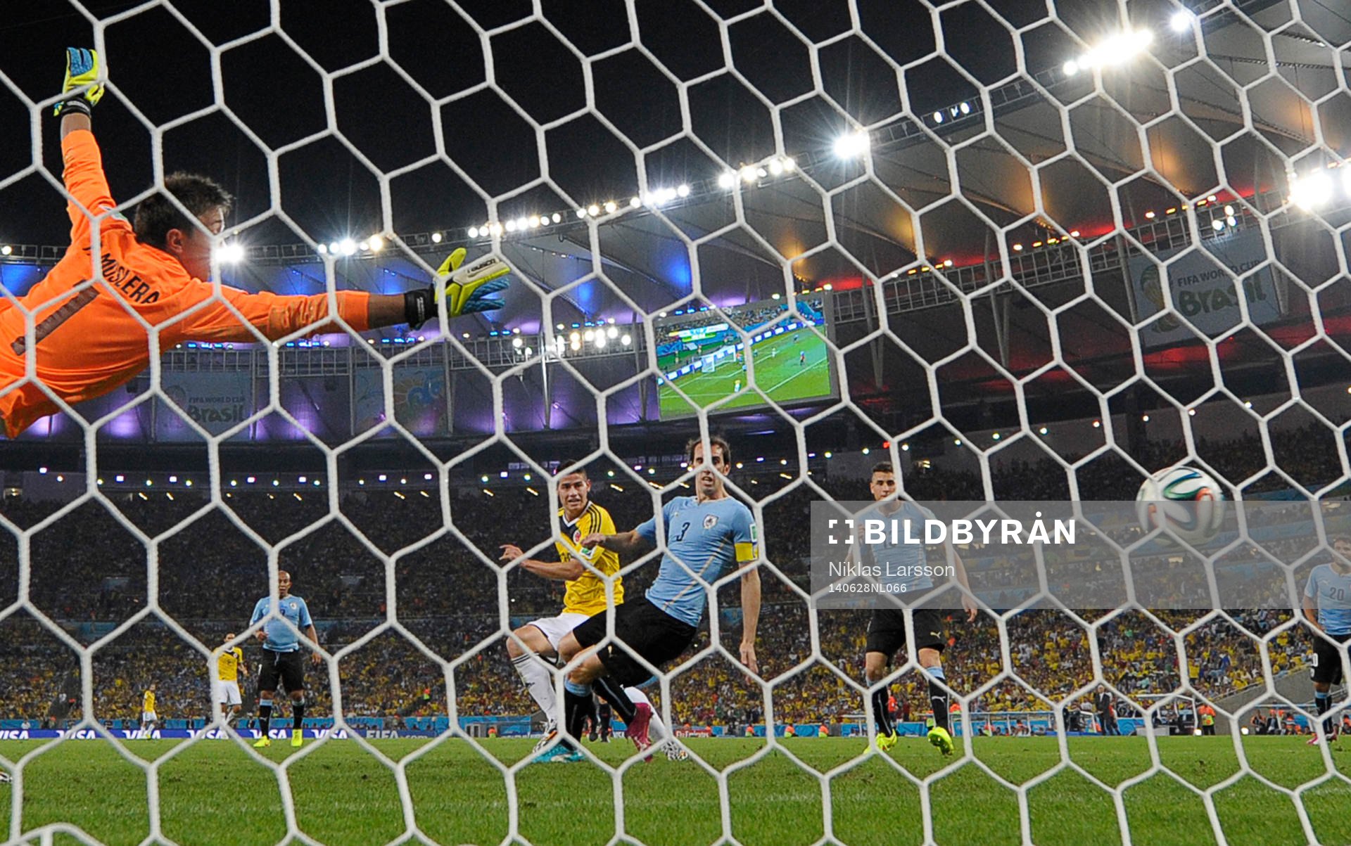 Colombias James Rodriguez gör 2-0 målet bakom Uruguays
