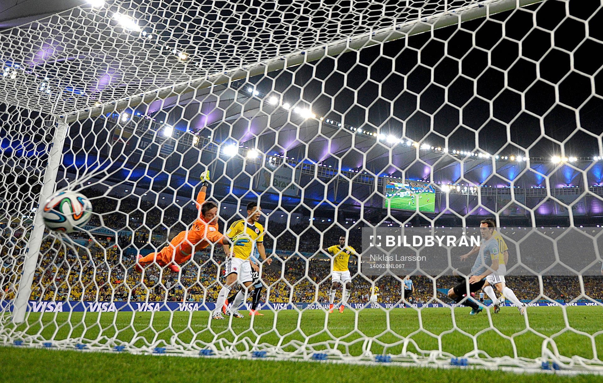Colombias James Rodriguez gör 2-0 målet bakom Uruguays
