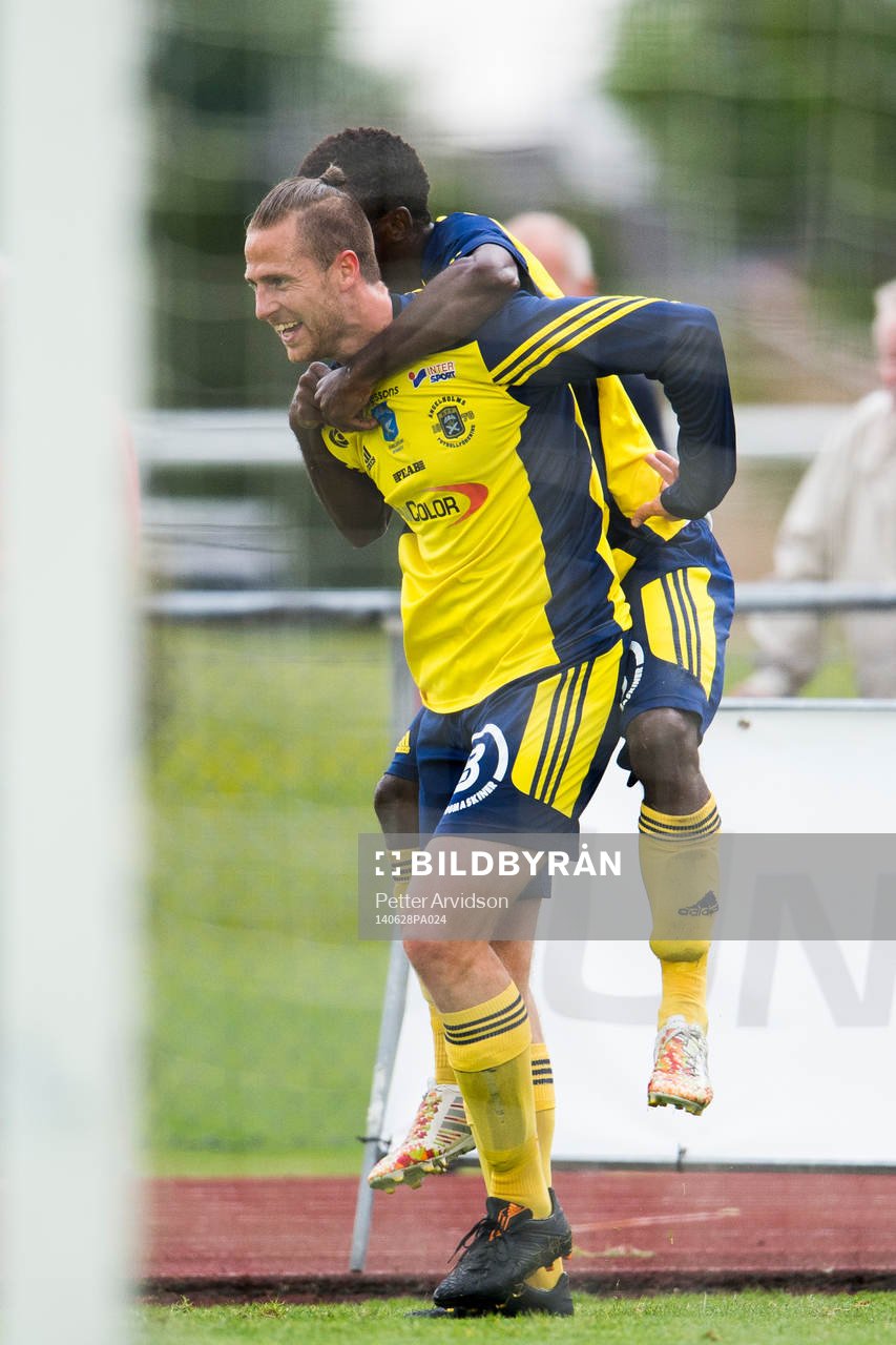 Ängelholms Samuel Monday (th) jublar