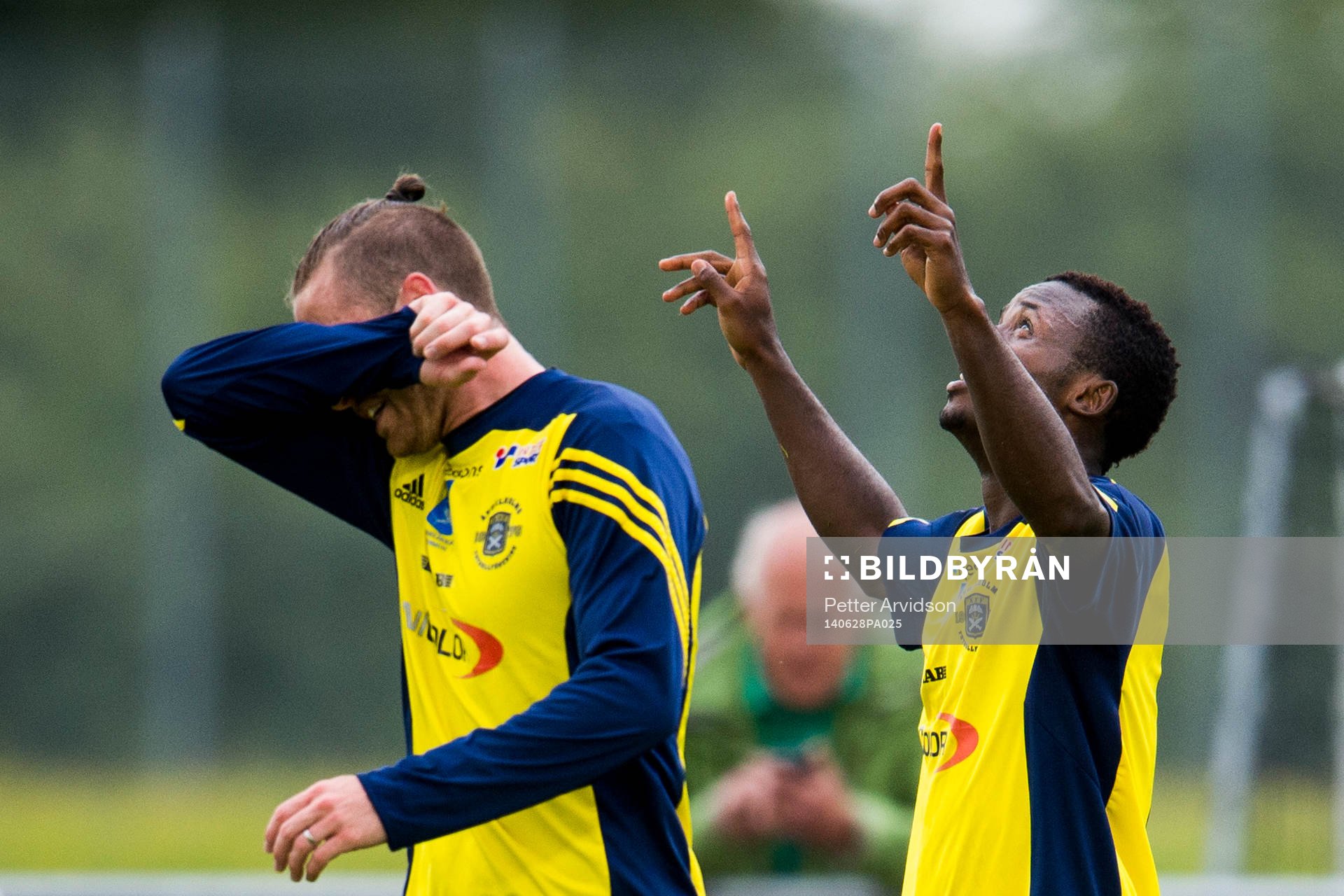Ängelholms Samuel Monday (th) jublar