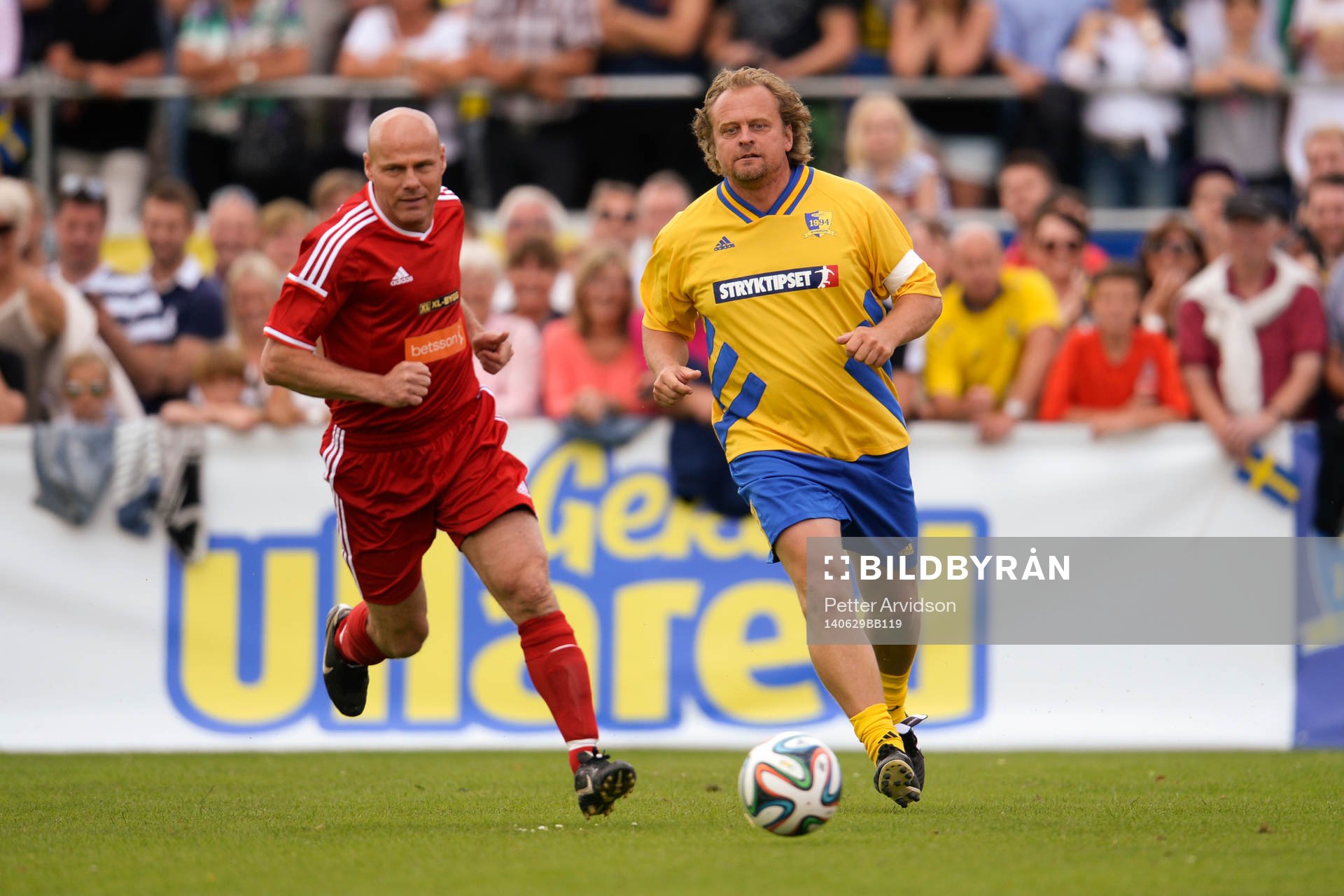 Motståndarlagets  Magnus Svensson och VM-laget 1994s Jonas Thern under 20-års jubileumsmatchen mellan VM-laget 1994 och Motståndarlaget den 29 juni 2014 i Båstad.