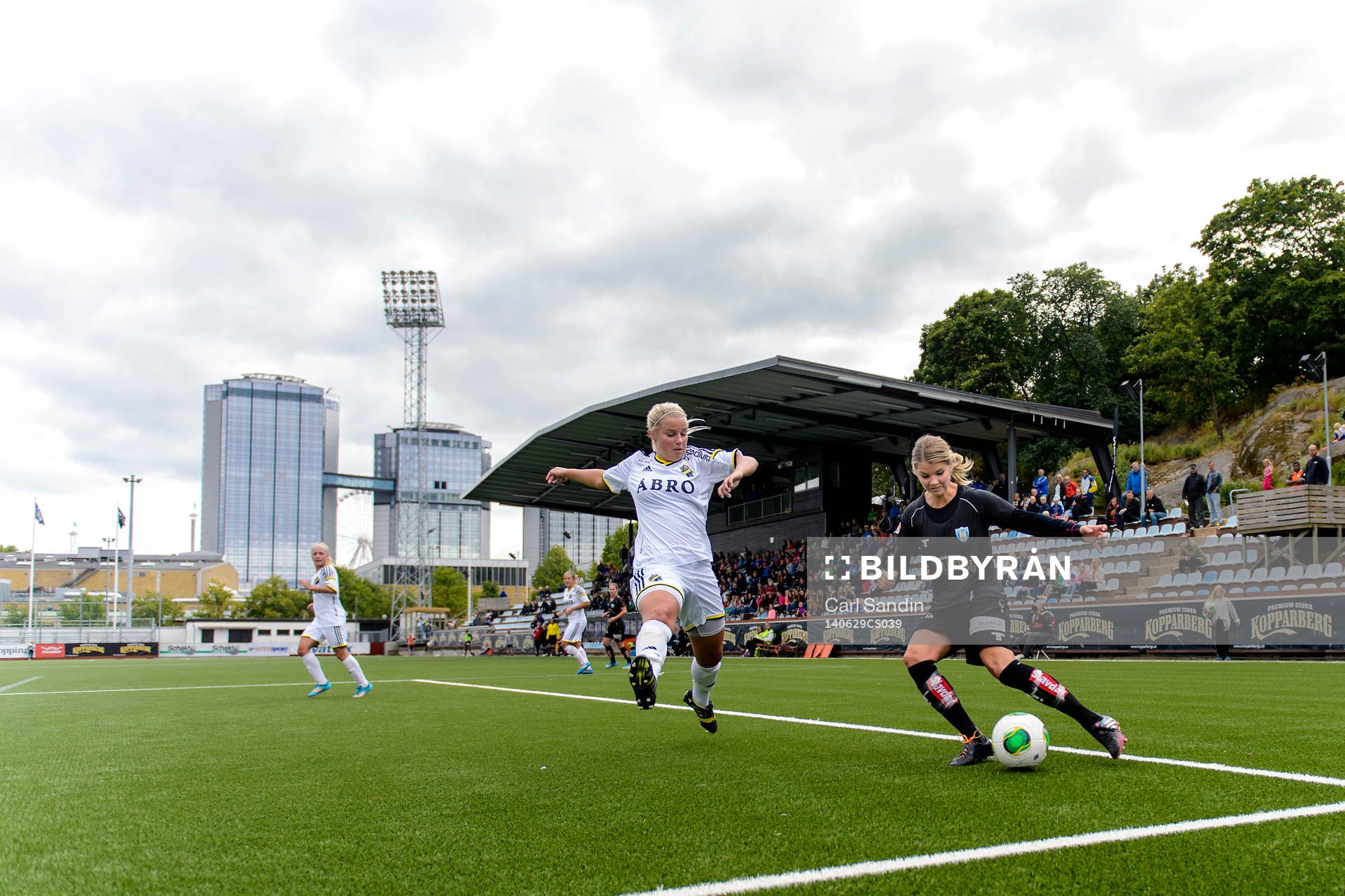 AIKs Maja Andersson täcker skott från Göteborgs Andrine Hegerberg under fotbollsmatchen i damallsvenskan mellan Kopparbergs Göteborg och AIK den 29 juni 2014 i Göteborg.