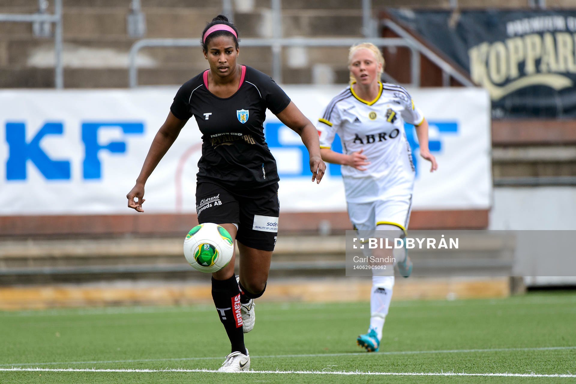 Göteborgs Rashidat Sade Thomas-Ayinde med bollen