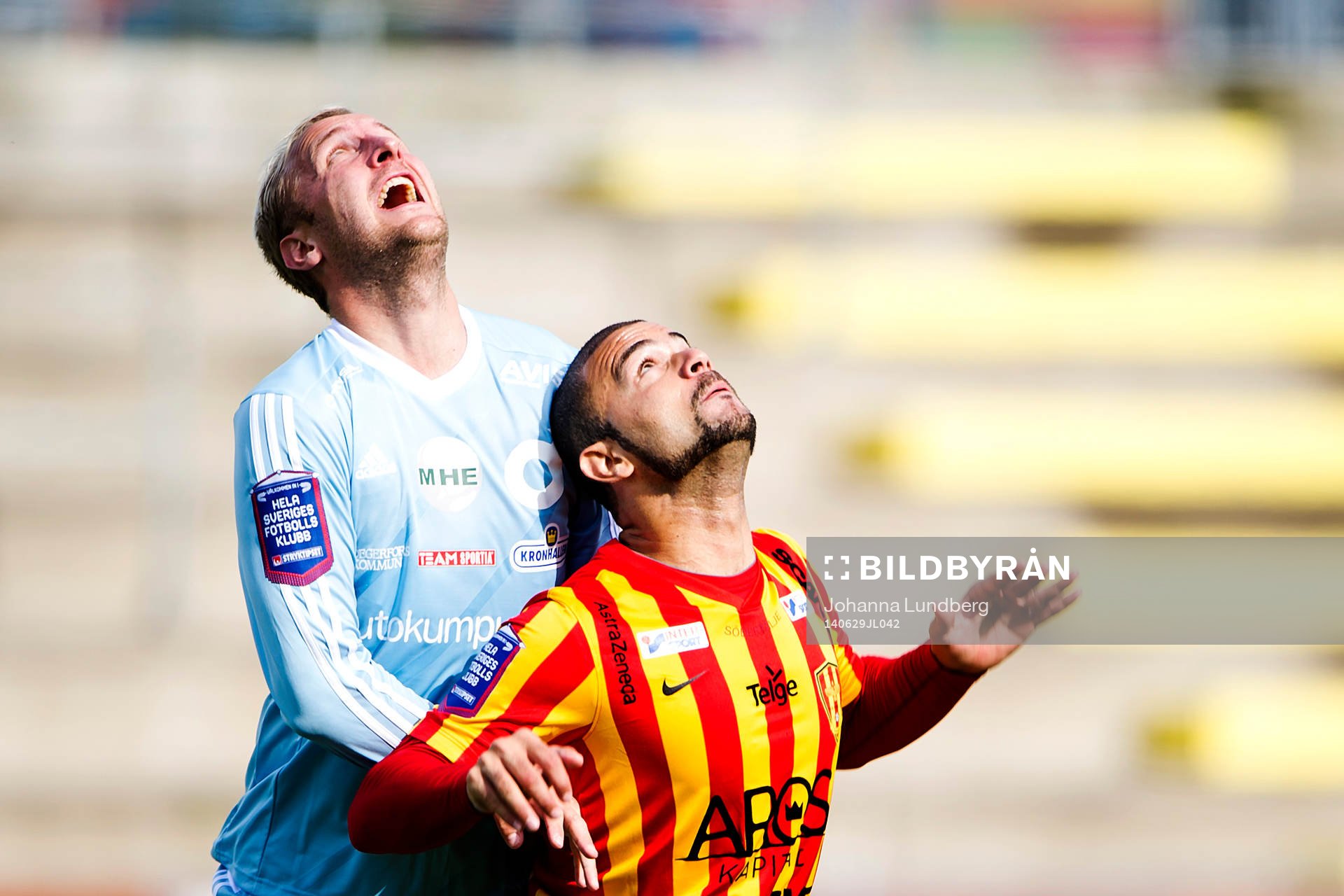 Degerfors Niklas Klingberg och Syrianskas Diego Brum under fotbollsmatchen i Superettan mellan Syrianska och Degerfors den 29 juni 2014 i Södertälje.