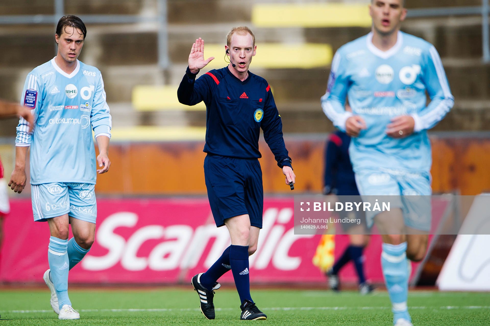Degerfors Eric Jernberg (vänster) och domare Per Melin
