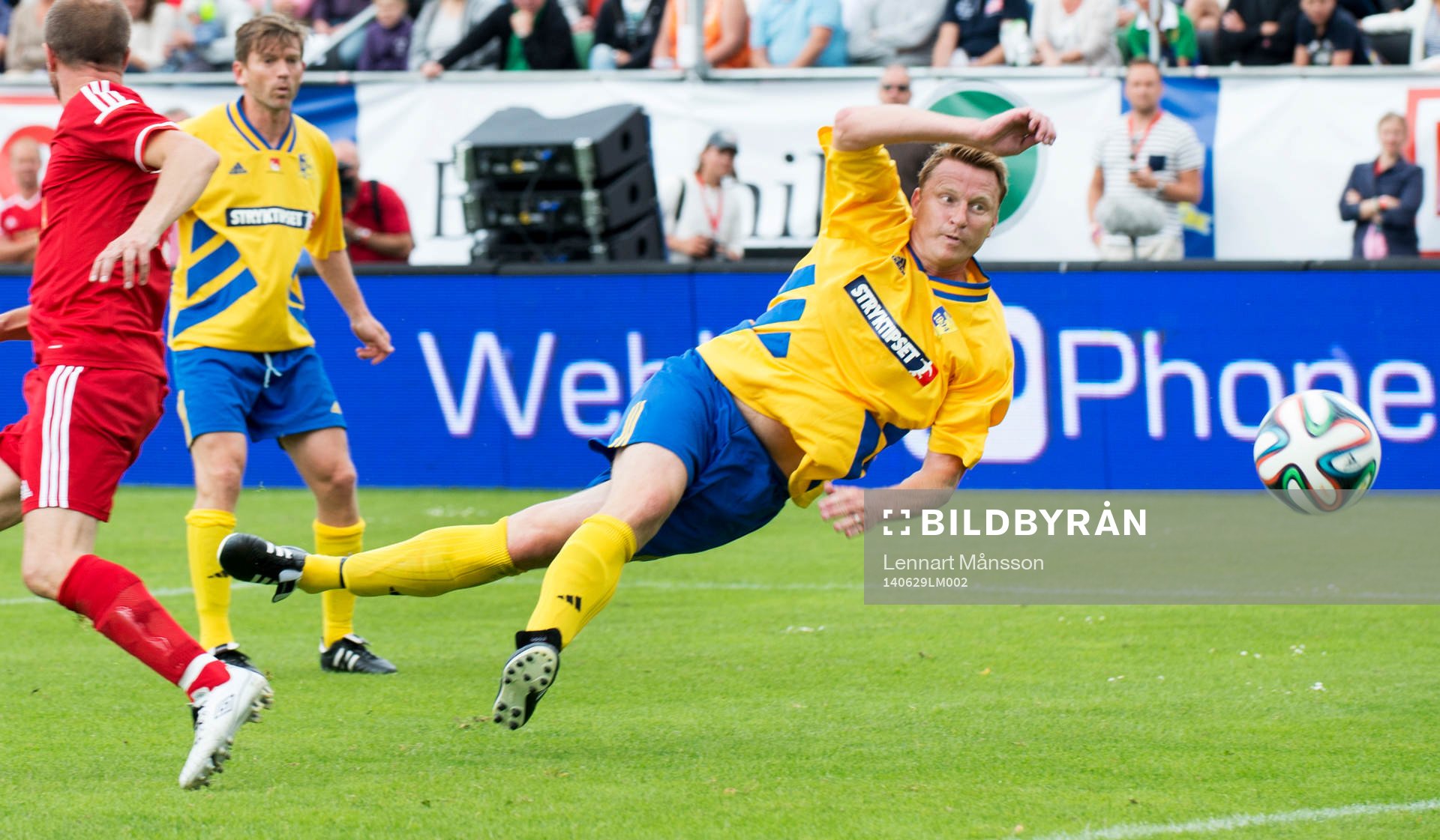 Kennet Andersson kvitterar till 1-1 i jubileumsmatchen
