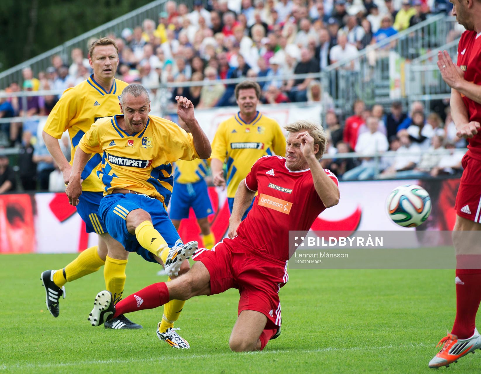 Johan Mjällby kan inte stoppa Henrik Larsson i