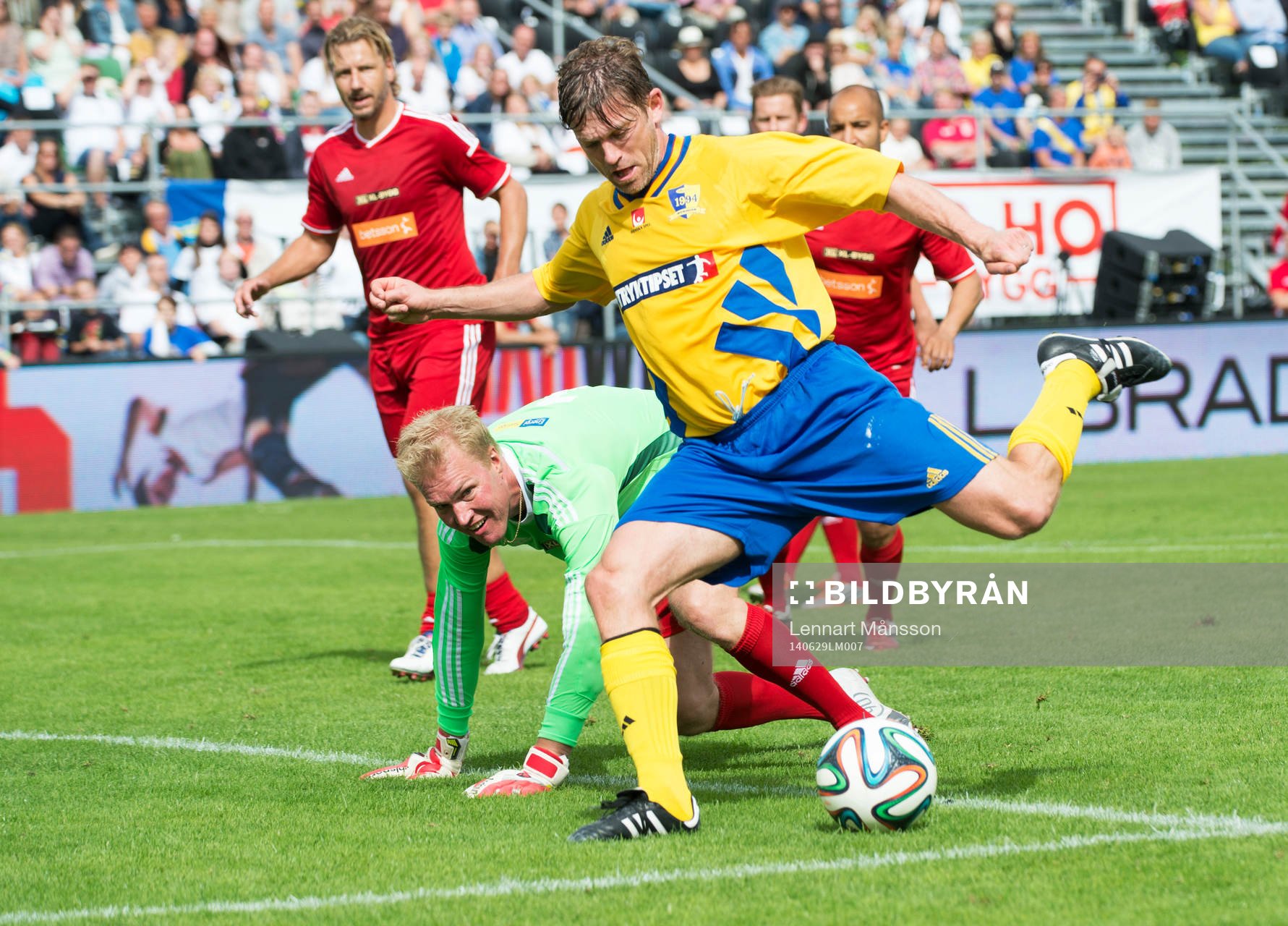 Jesper Blomqvist rundar Kenny Jönsson i jubileumsmatchen
