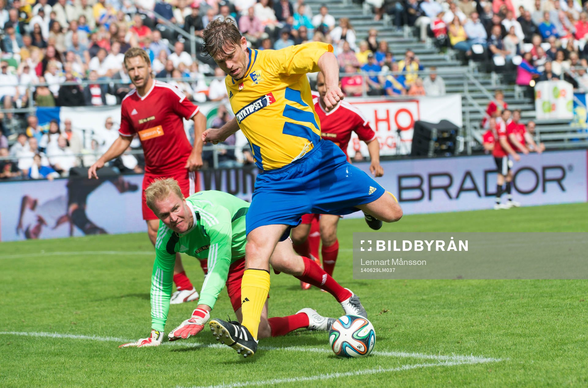 Jesper Blomqvist rundar målvakten Kenny Jönsson i