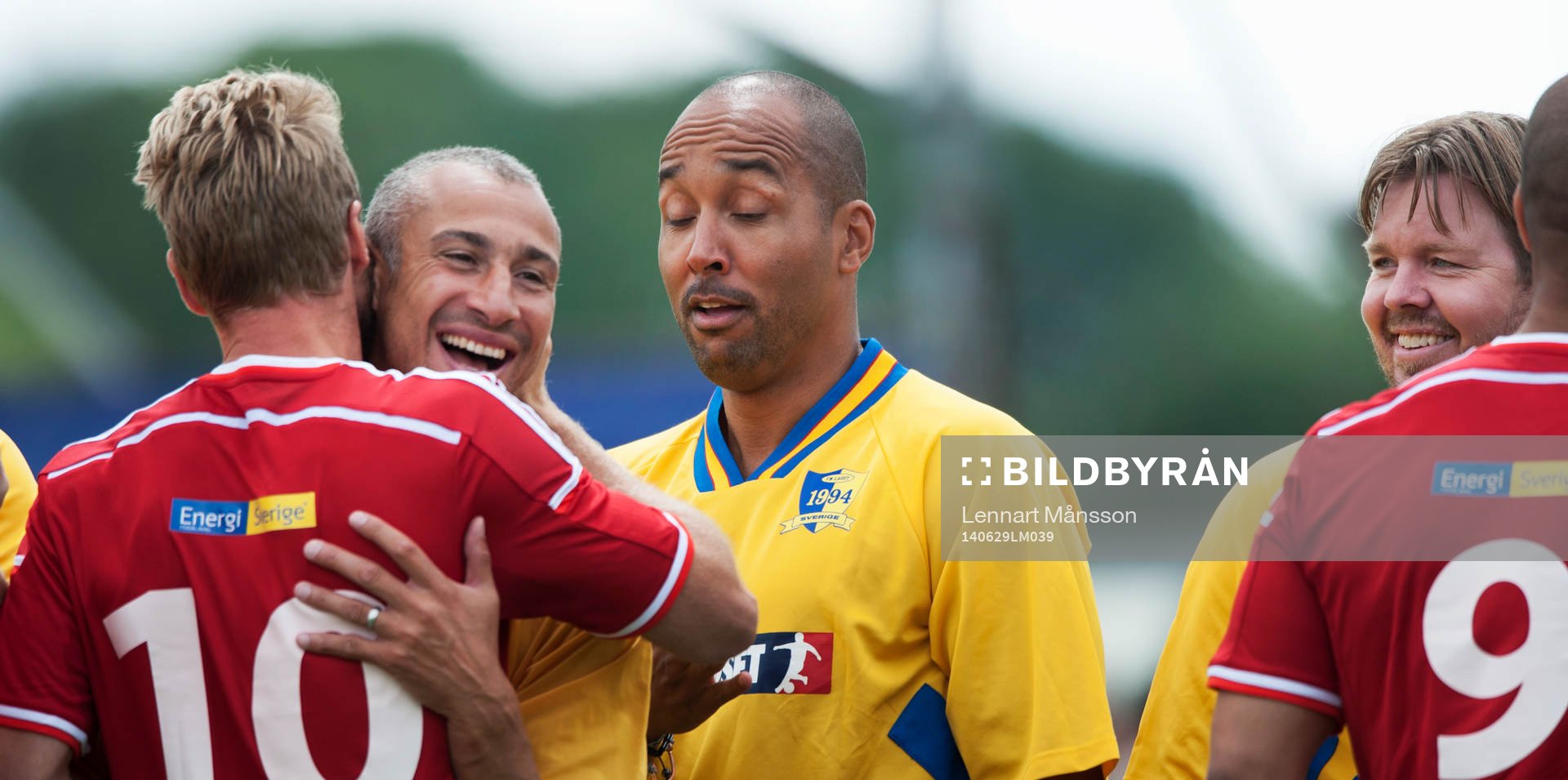 Henrik Larsson kramas av Christian Wilhelmsson