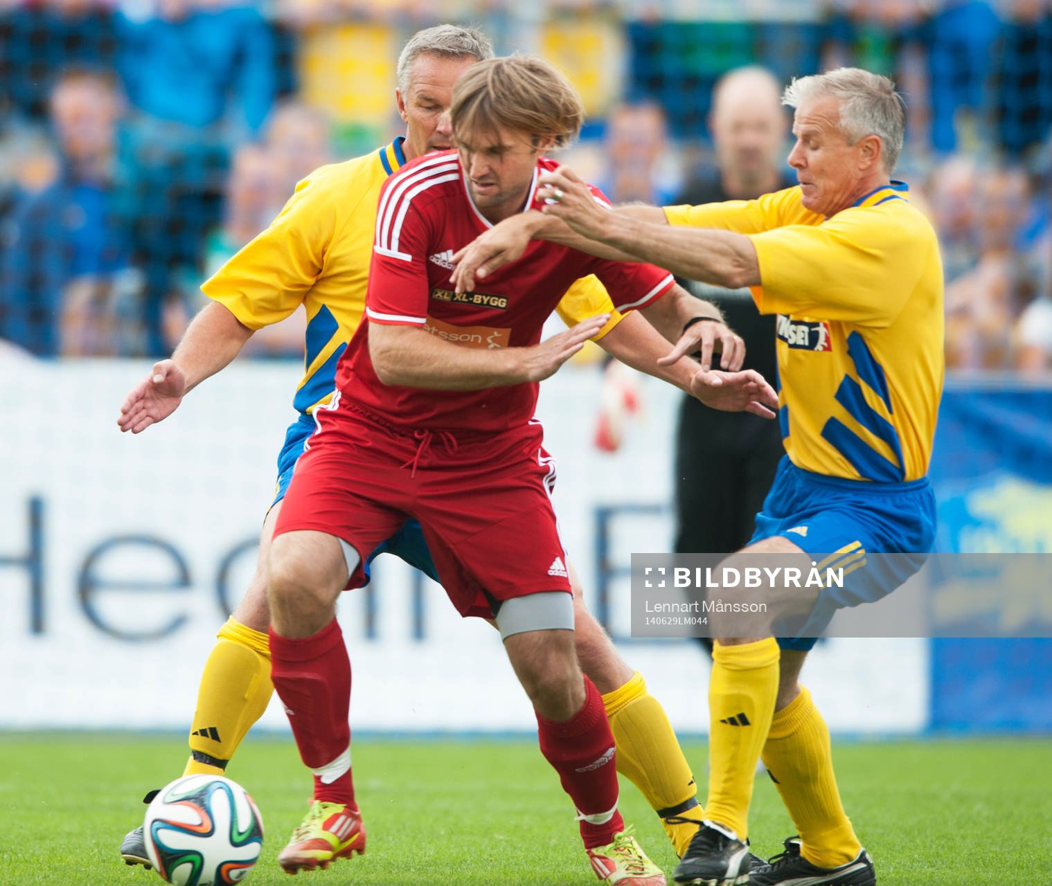 Patrik Andersson och Roland Nilsson mot Andreas Andersson  i jubileumsmatchen VM-laget 1994 i Grevie 29  juni.