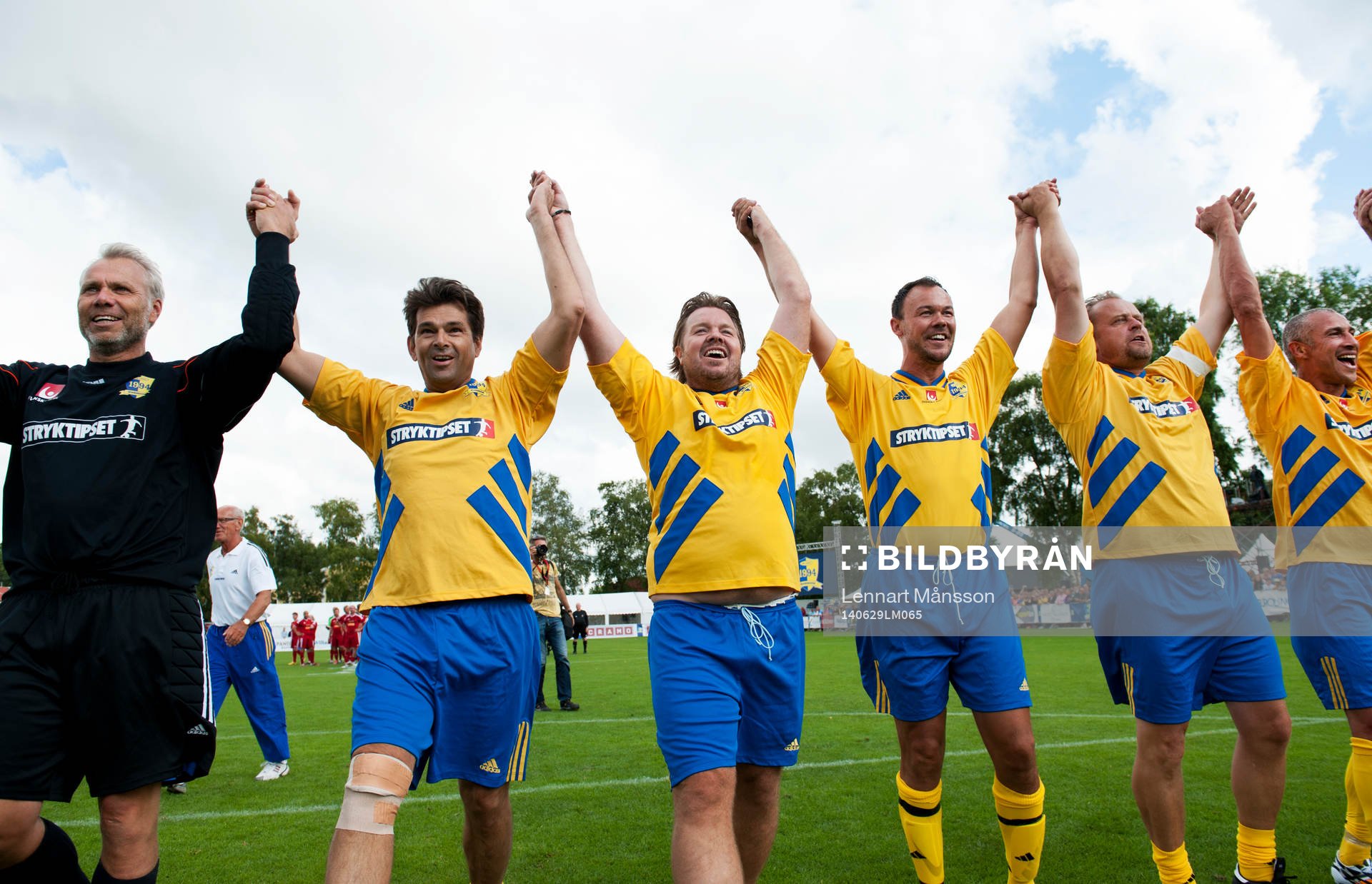 VM-hjältarna tackar publiken  i jubileumsmatchen VM-laget