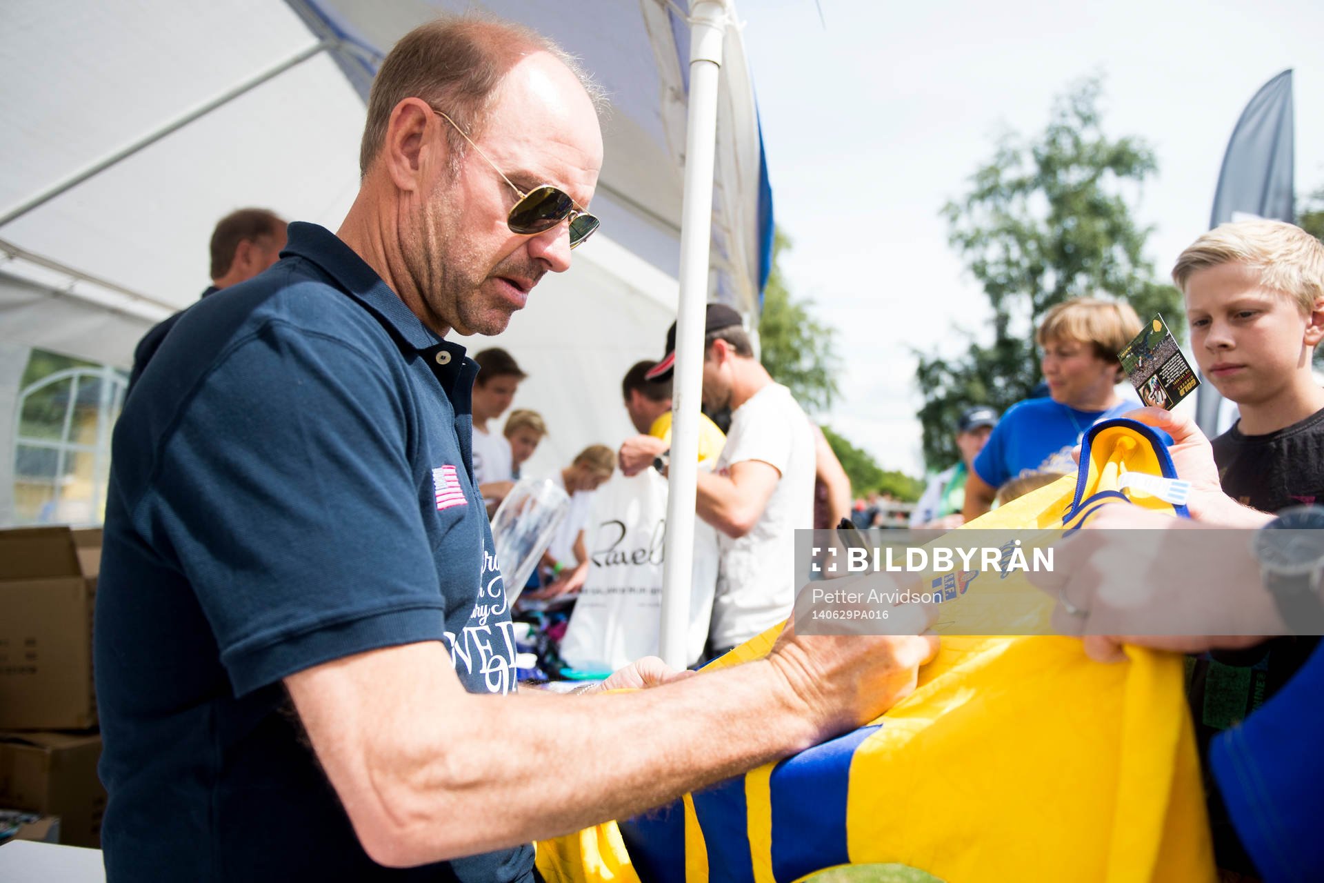 VM-laget 1994s målvakt Thomas Ravelli skriver autografer