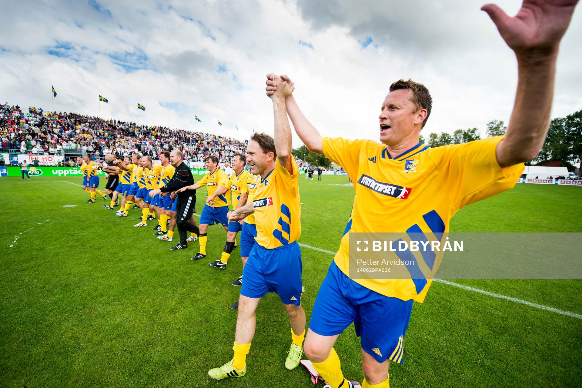 VM-laget 1994s Kennet Andersson (th) tackar publiken