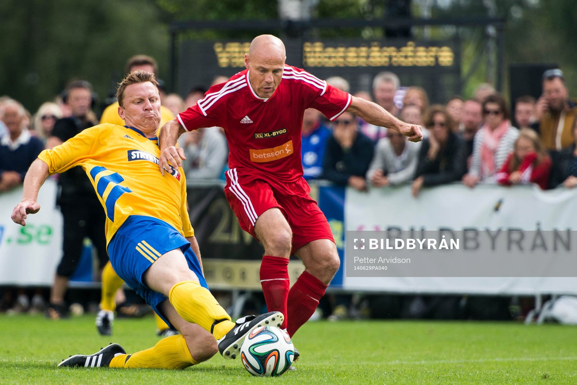 VM-laget 1994s Kennet Andersson i kamp med Motståndarlagets Magnus Svensson under 20-års jubileumsmatchen mellan VM-laget 1994 och Motståndarlaget den 29 juni 2014 i Båstad.