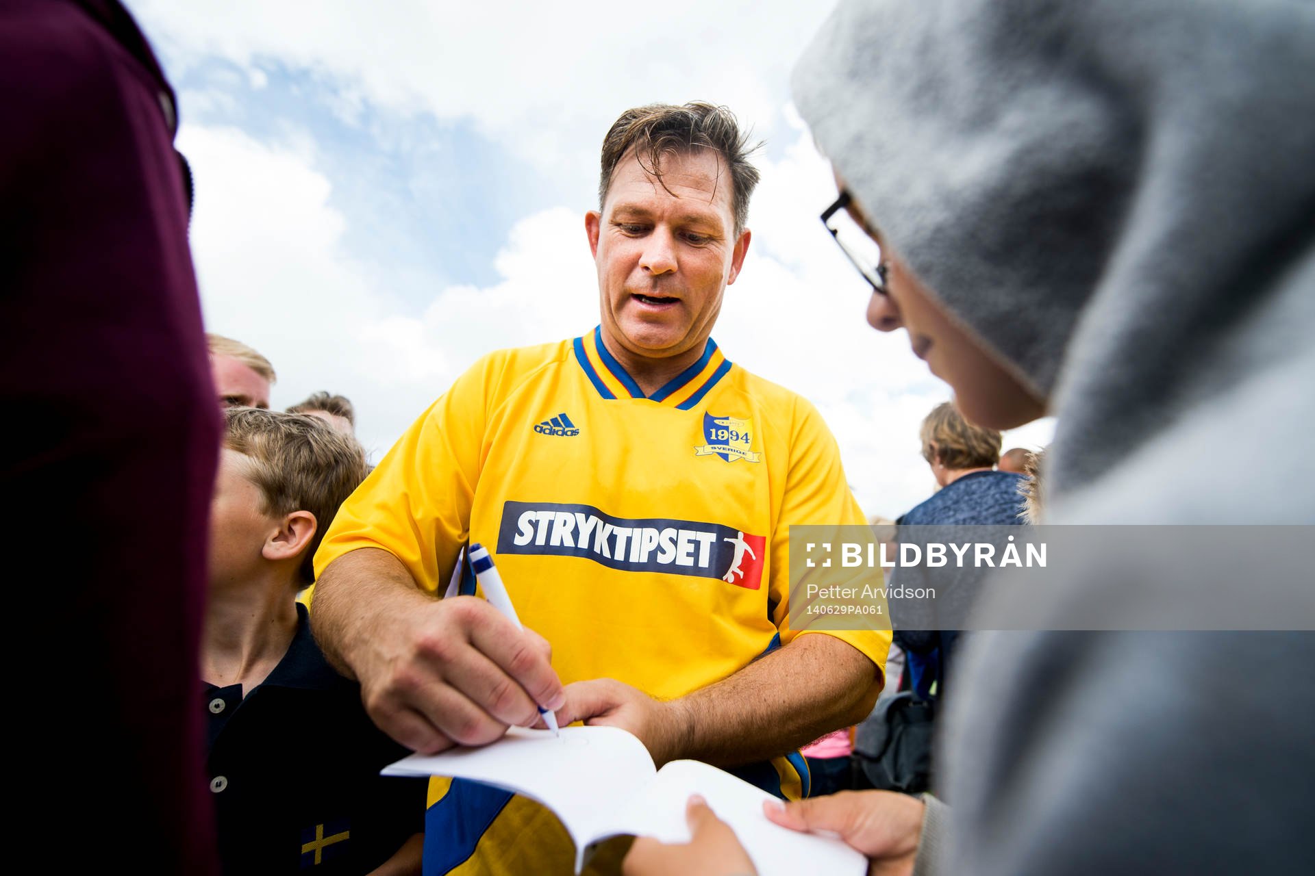 VM-laget 1994s Pontus Kåmark skriver autografer