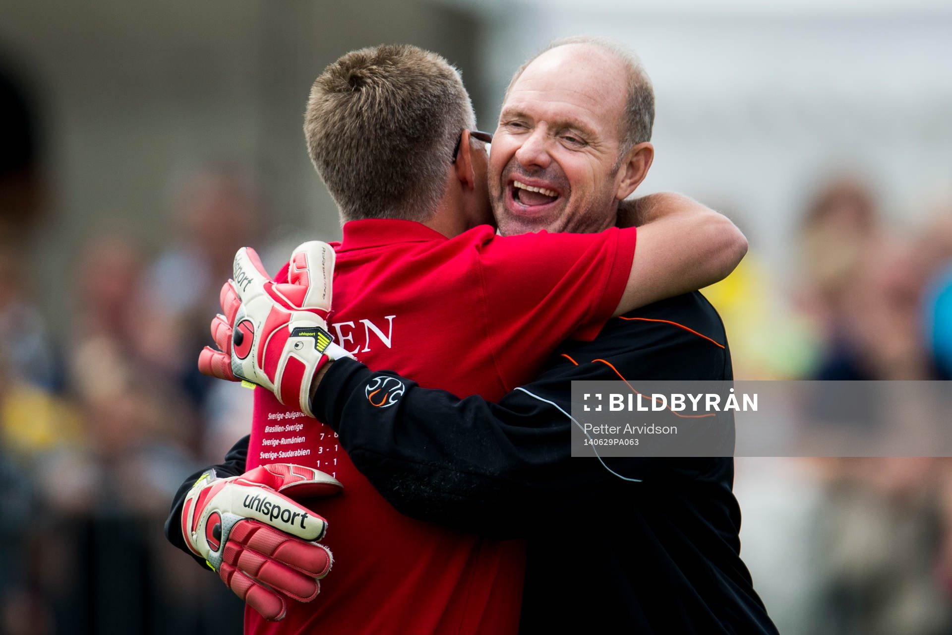 VM-laget 1994s målvakt Thomas Ravelli kramar om arrangören Bo Nilsson från Norrviken Event under 20-års jubileumsmatchen mellan VM-laget 1994 och Motståndarlaget den 29 juni 2014 i Båstad.