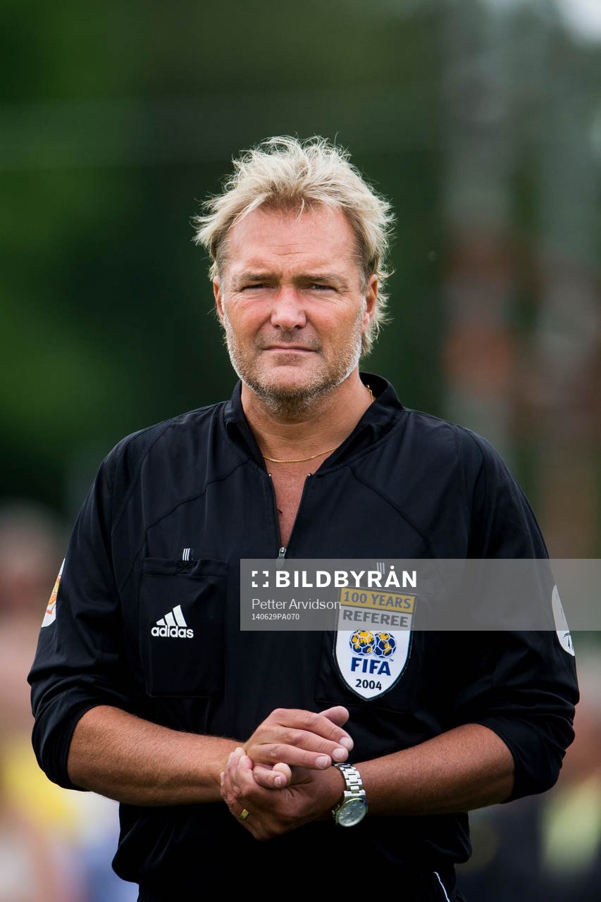 Domare Anders Frisk under 20-års jubileumsmatchen mellan VM-laget 1994 och Motståndarlaget den 29 juni 2014 i Båstad.