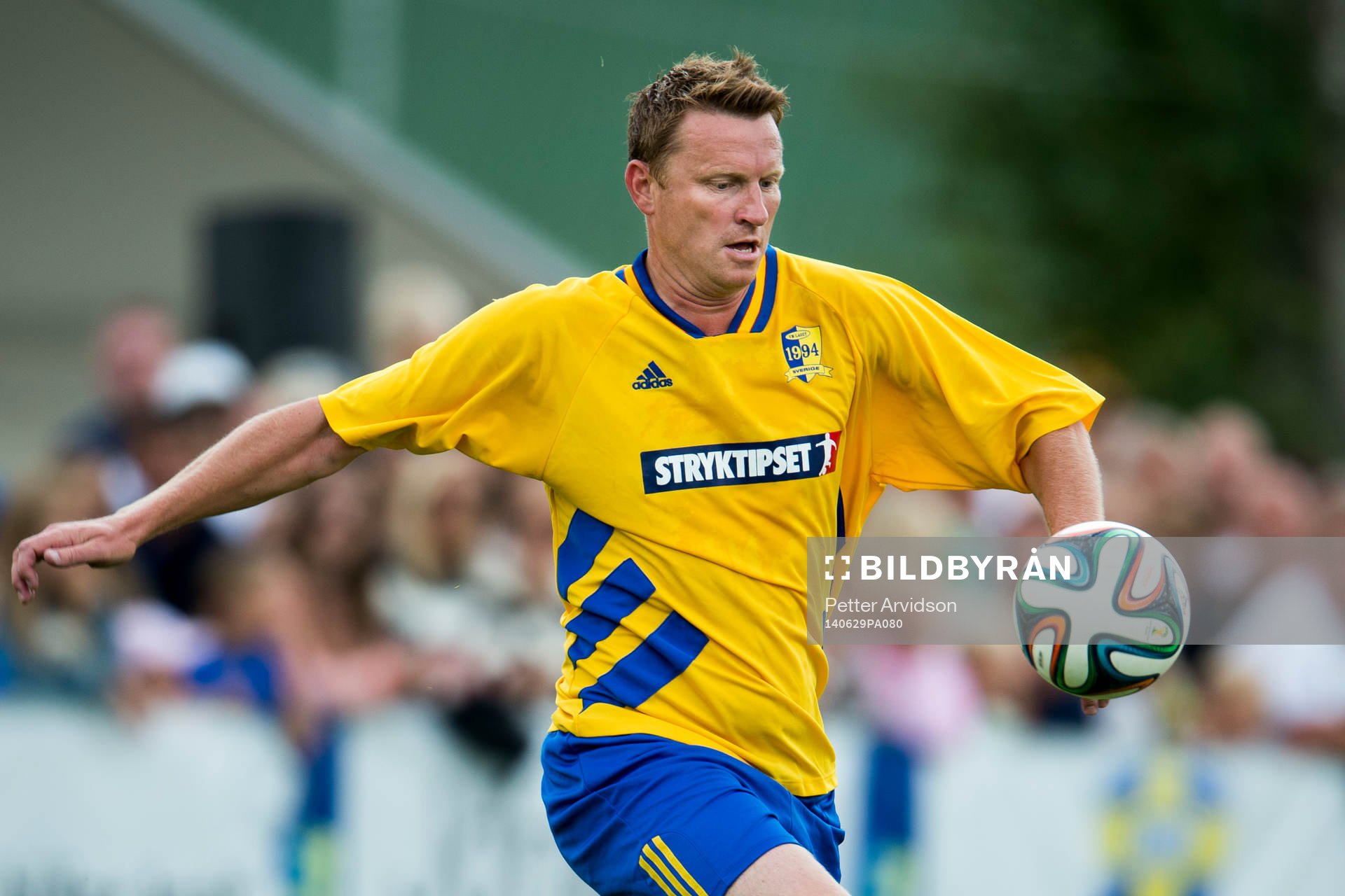 VM-laget 1994s Kennet Andersson med bollen under 20-års jubileumsmatchen mellan VM-laget 1994 och Motståndarlaget den 29 juni 2014 i Båstad.