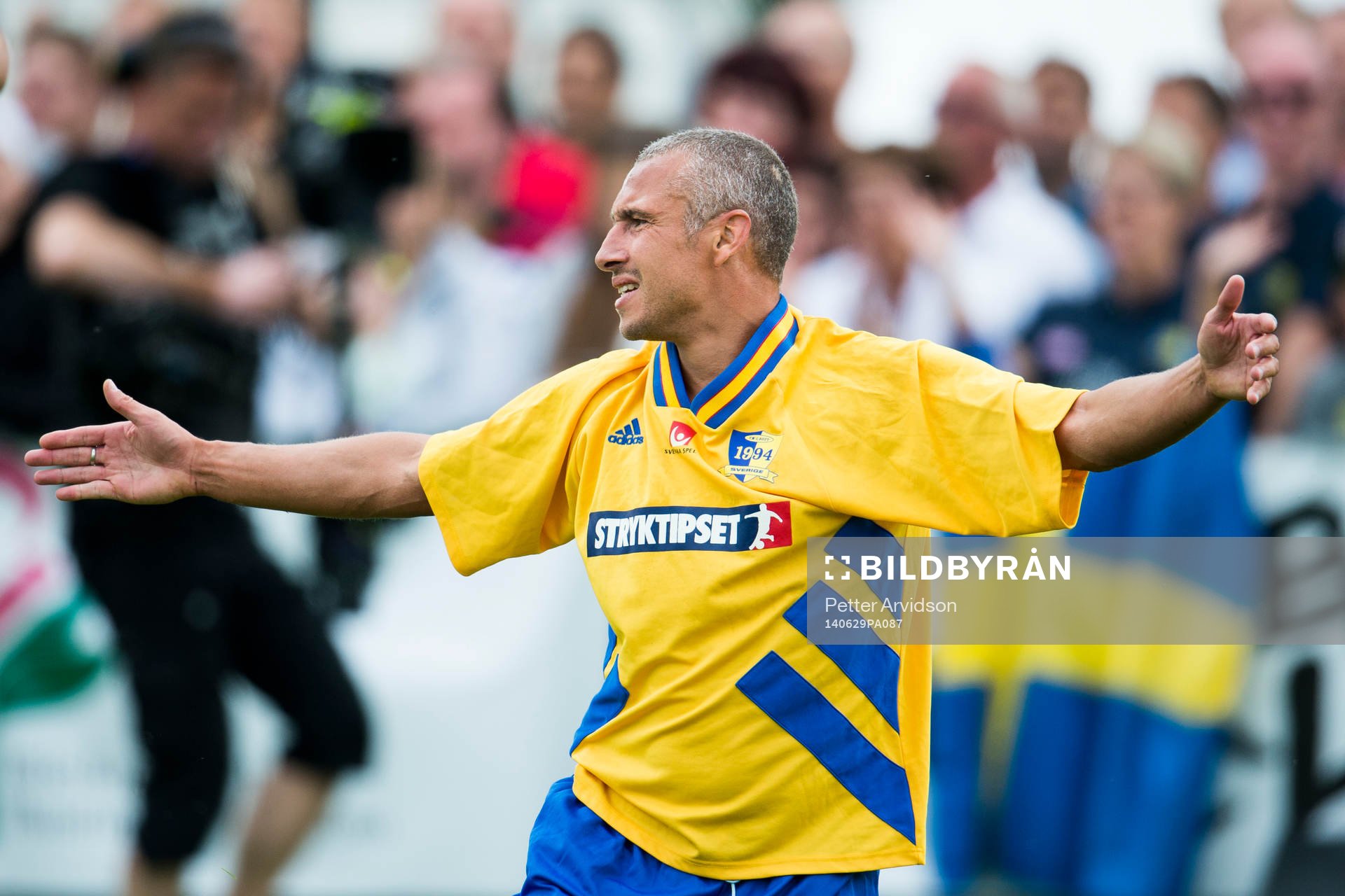 VM-laget 1994s Henrik Larsson rivs ner och det blir straff